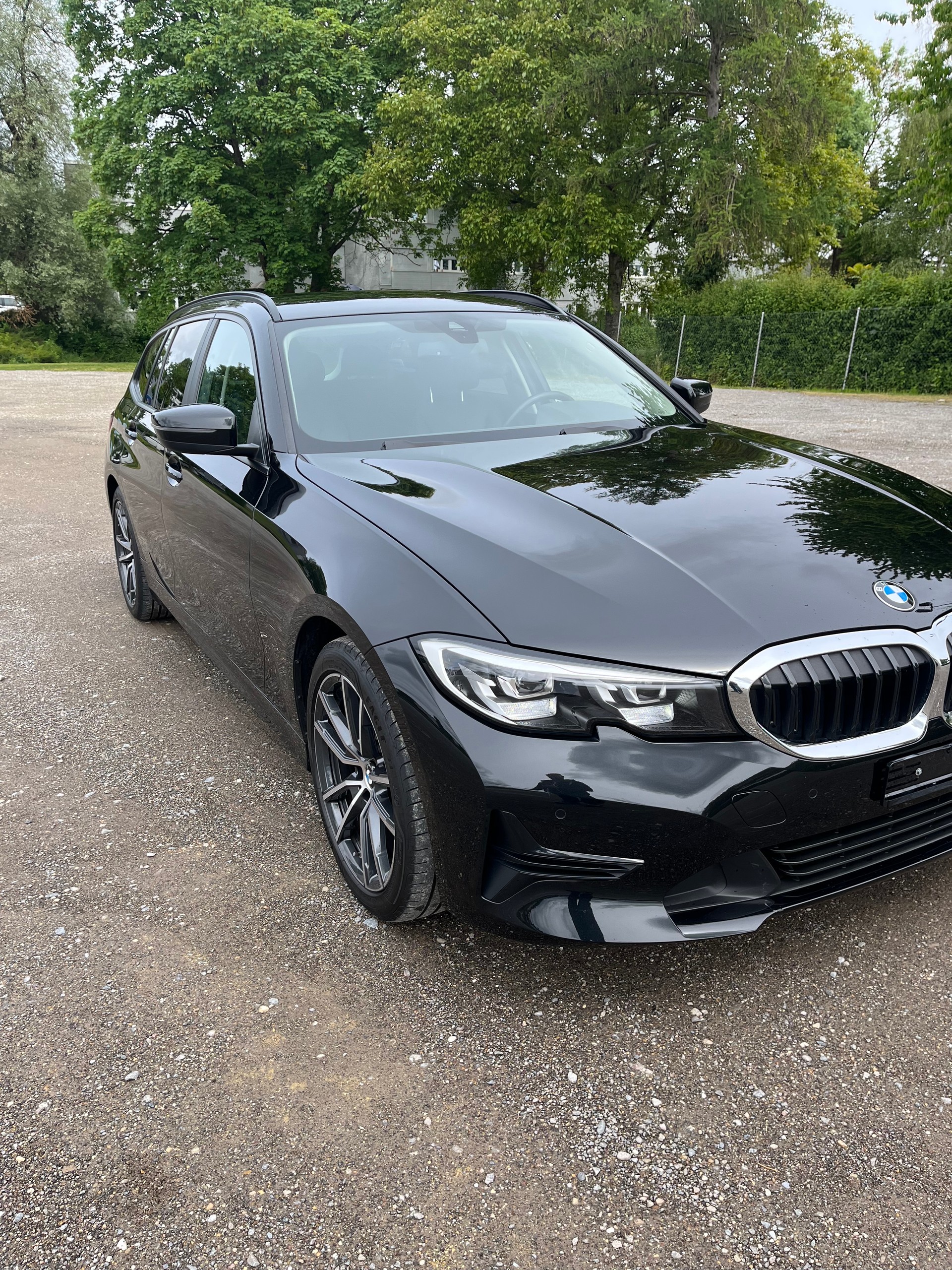 BMW 320d xDrive Touring Steptronic CH FAHRZEUG MIT GRATIS SERVICES / Frisch ab Service / LEDER / 17 und 18 ZOLL ALUFELGEN-image-0