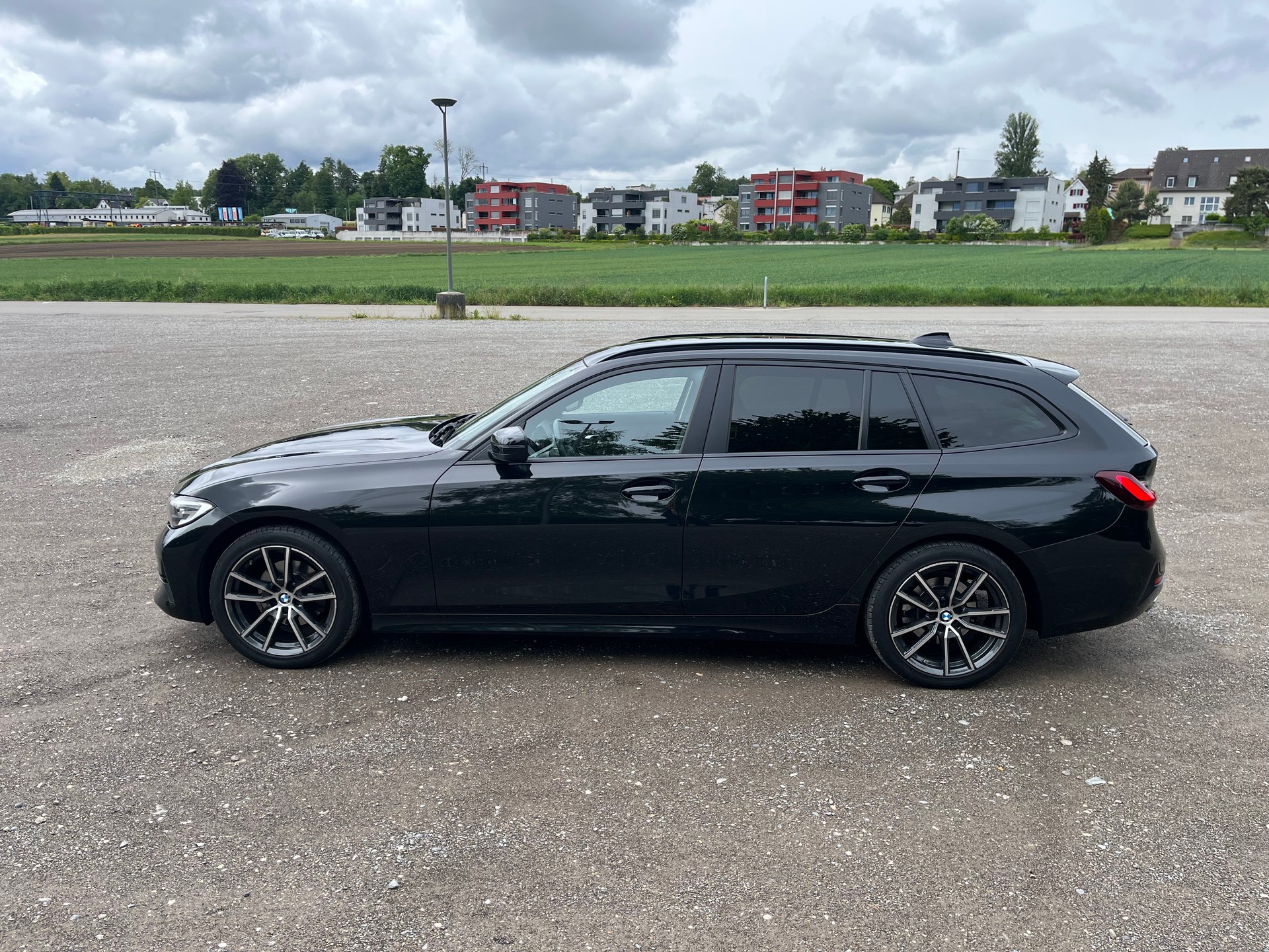 BMW 320d xDrive Touring Steptronic CH FAHRZEUG MIT GRATIS SERVICES / Frisch ab Service / LEDER / 17 und 18 ZOLL ALUFELGEN-image-3