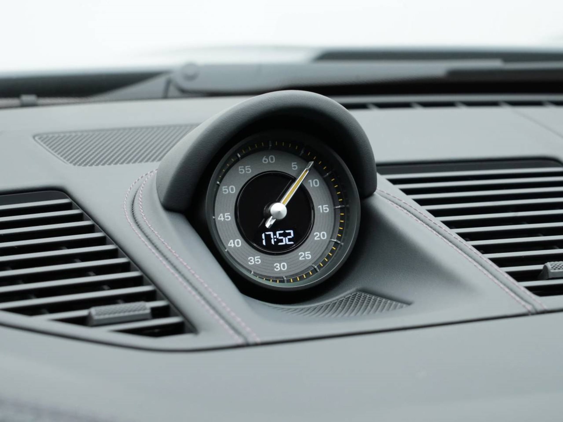 PORSCHE 911 GT3 mit Touring-Paket-image-29