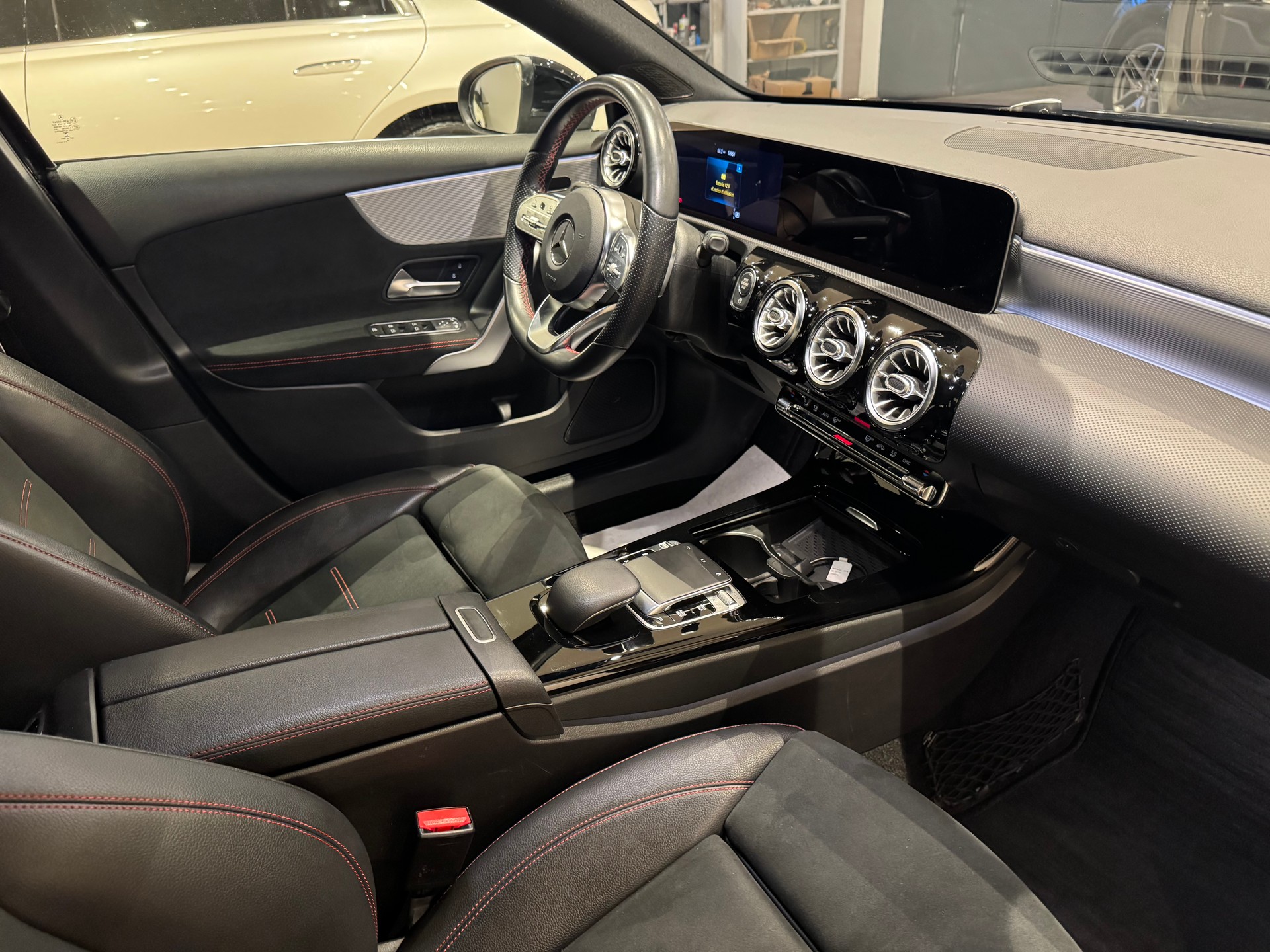 MERCEDES-BENZ A 250 AMG Line-image-7