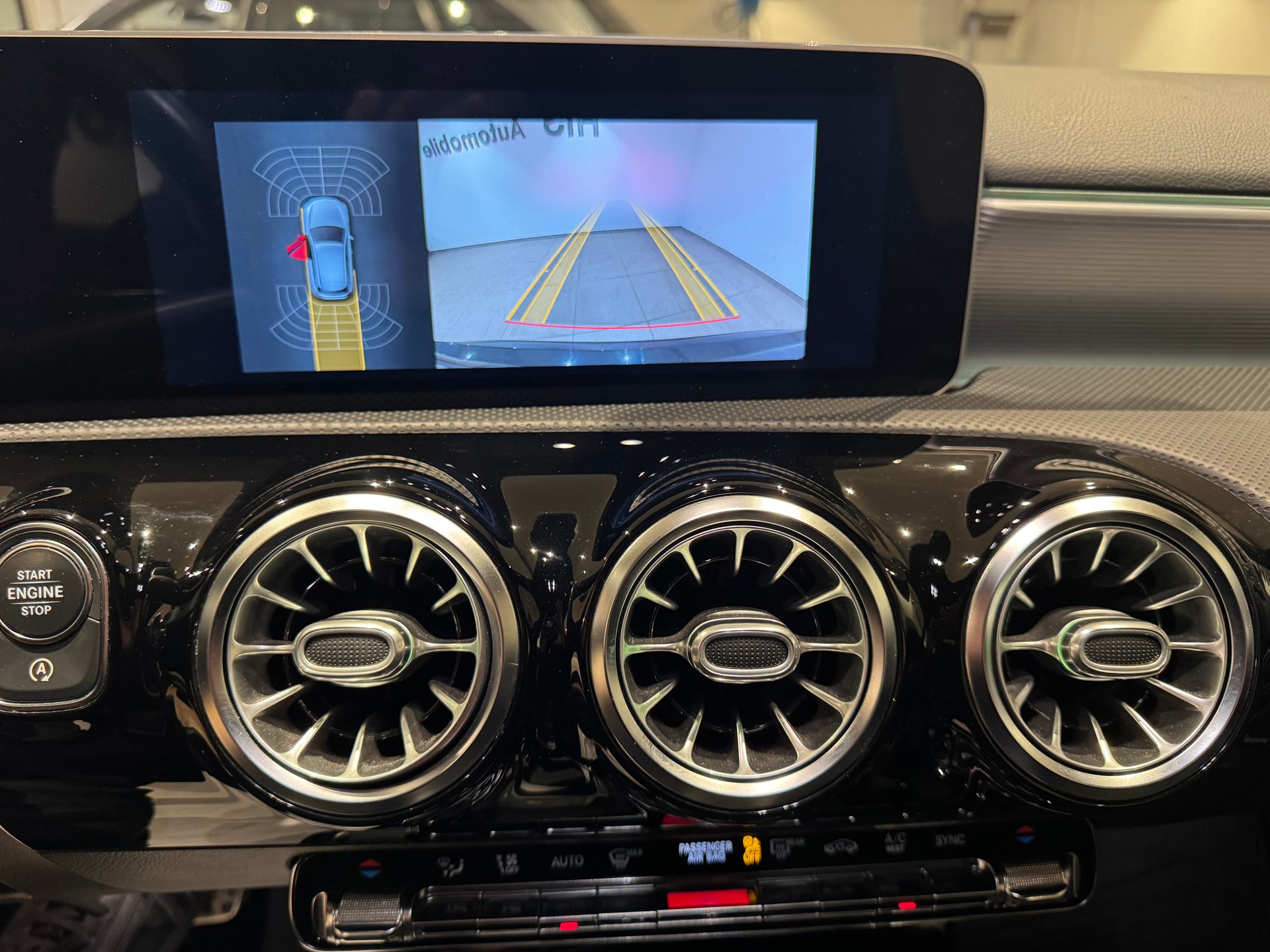 MERCEDES-BENZ A 250 AMG Line-image-12