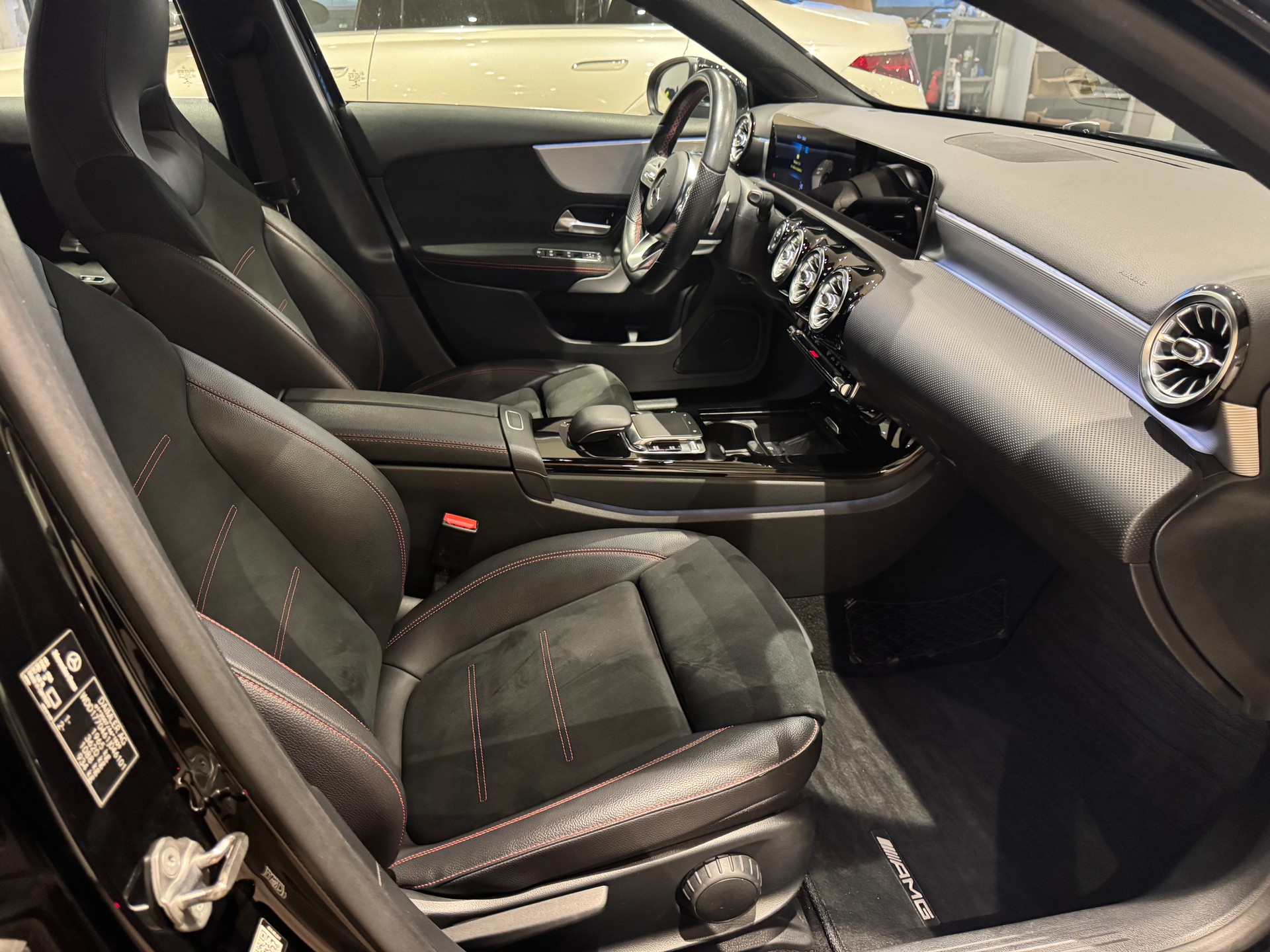MERCEDES-BENZ A 250 AMG Line-image-6