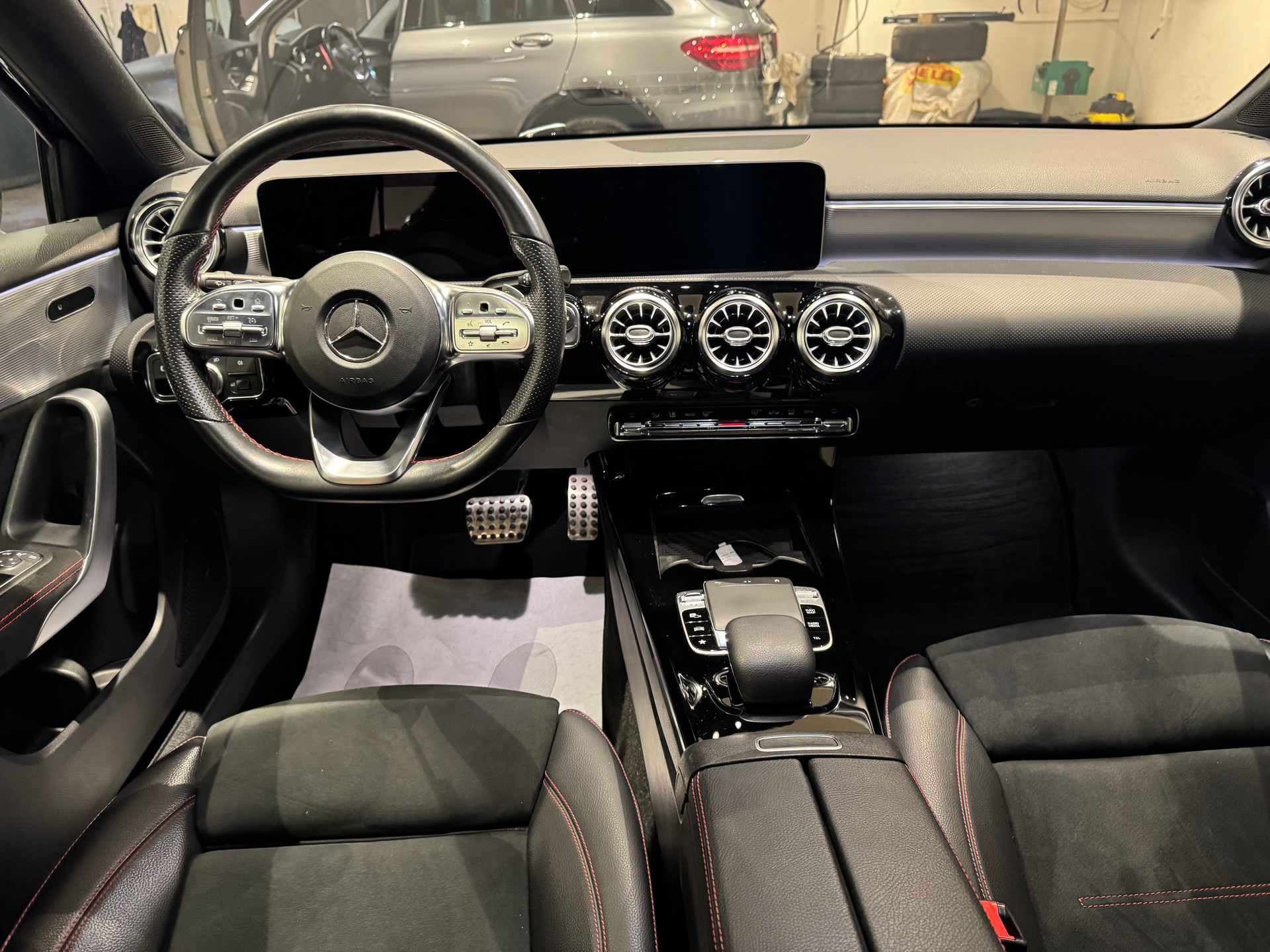 MERCEDES-BENZ A 250 AMG Line-image-9