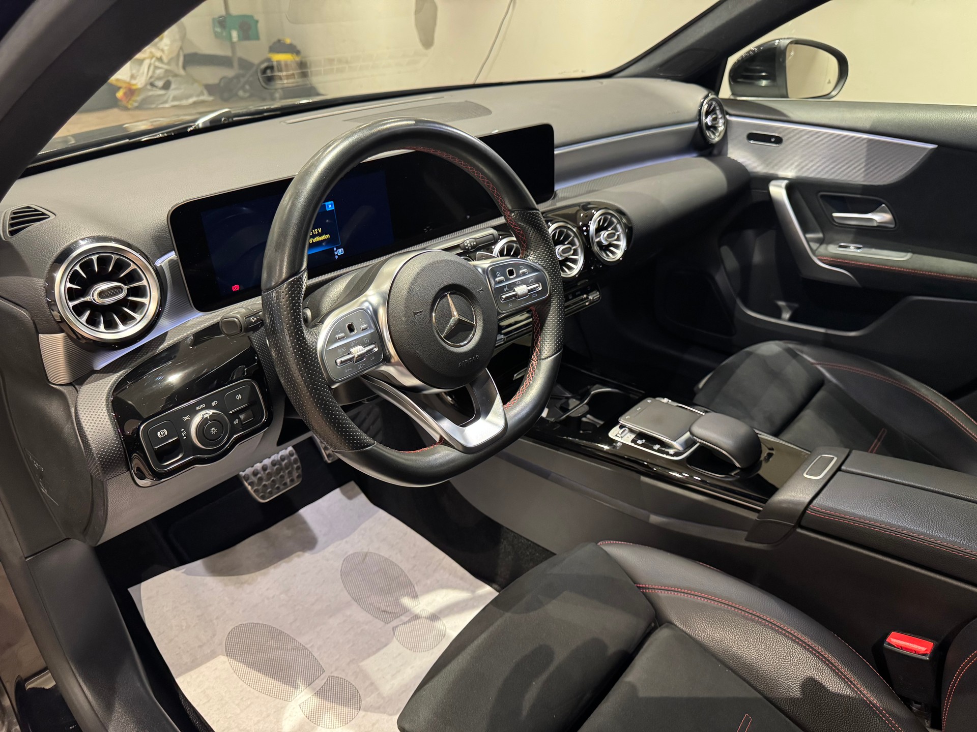 MERCEDES-BENZ A 250 AMG Line-image-11