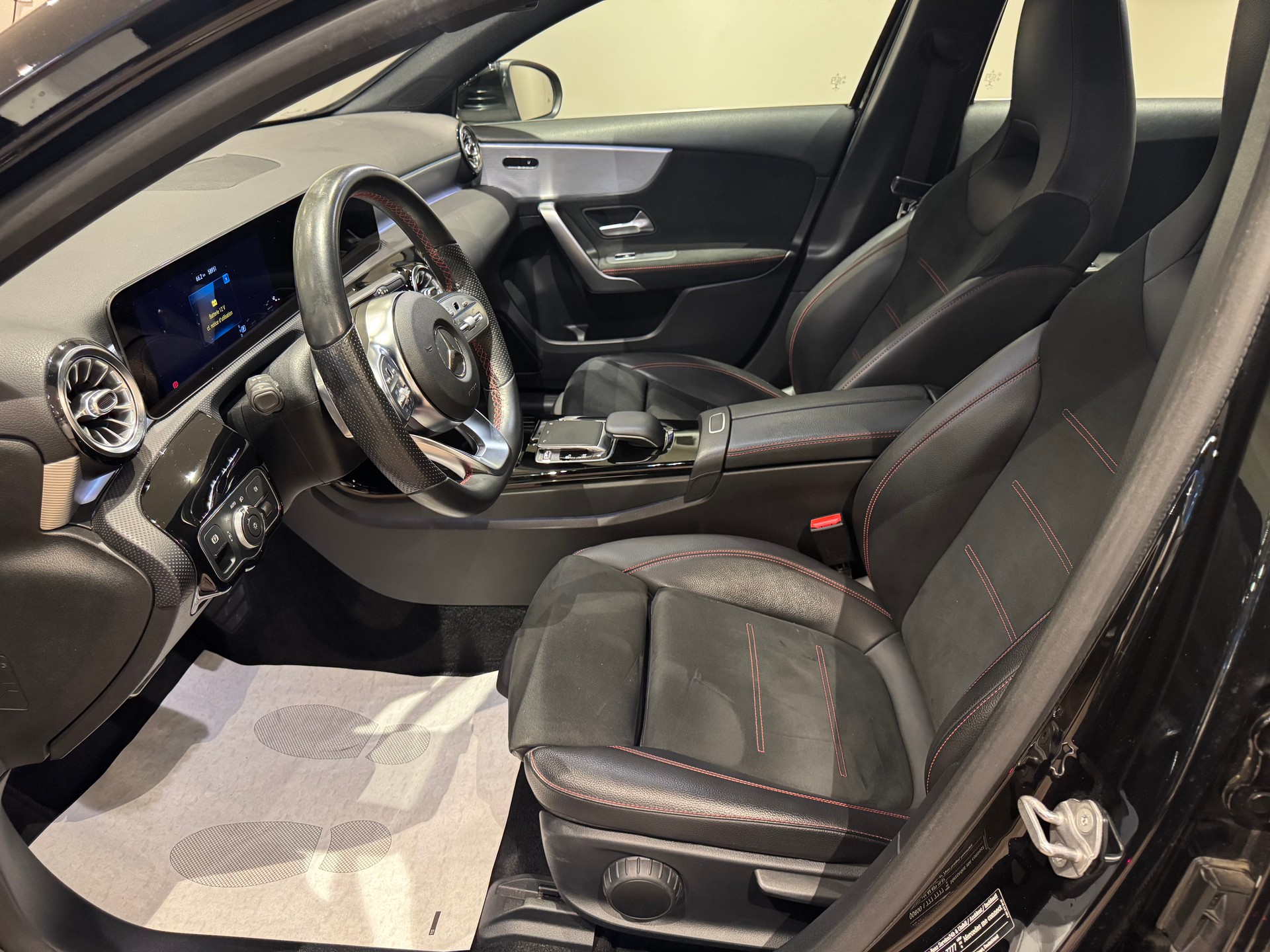 MERCEDES-BENZ A 250 AMG Line-image-10