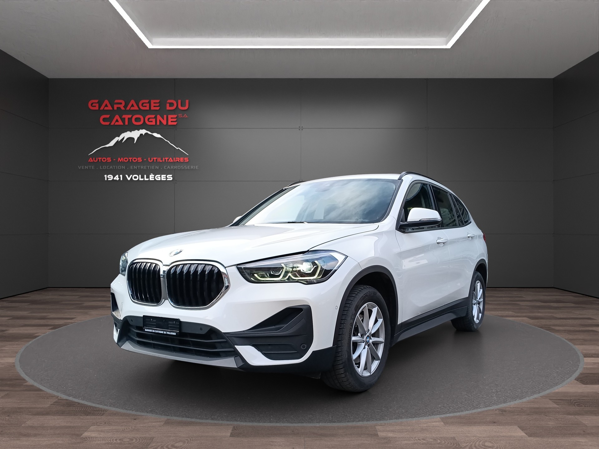 BMW X1 xDrive 18d-showroom-element-1