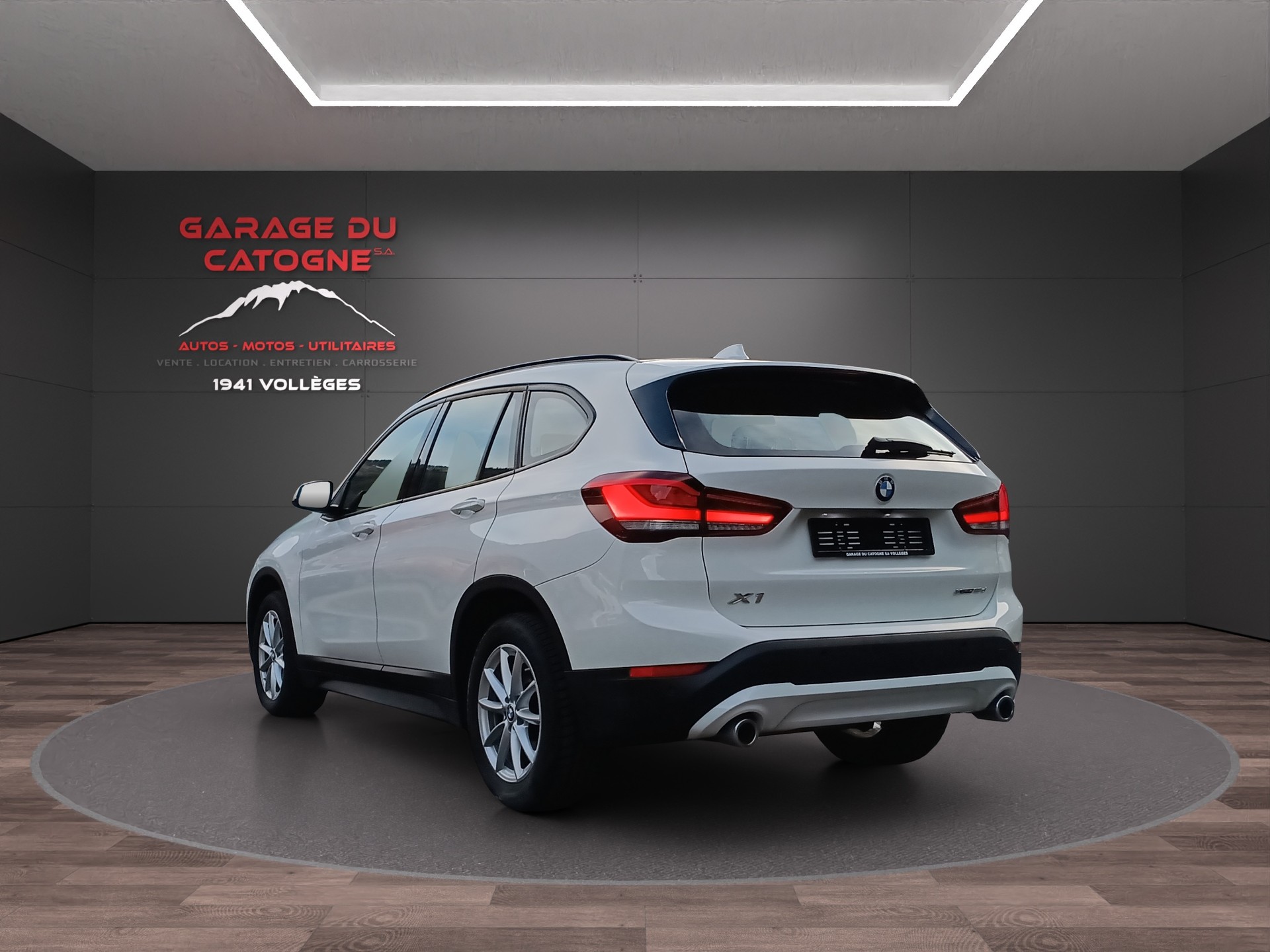 BMW X1 xDrive 18d-showroom-element-3