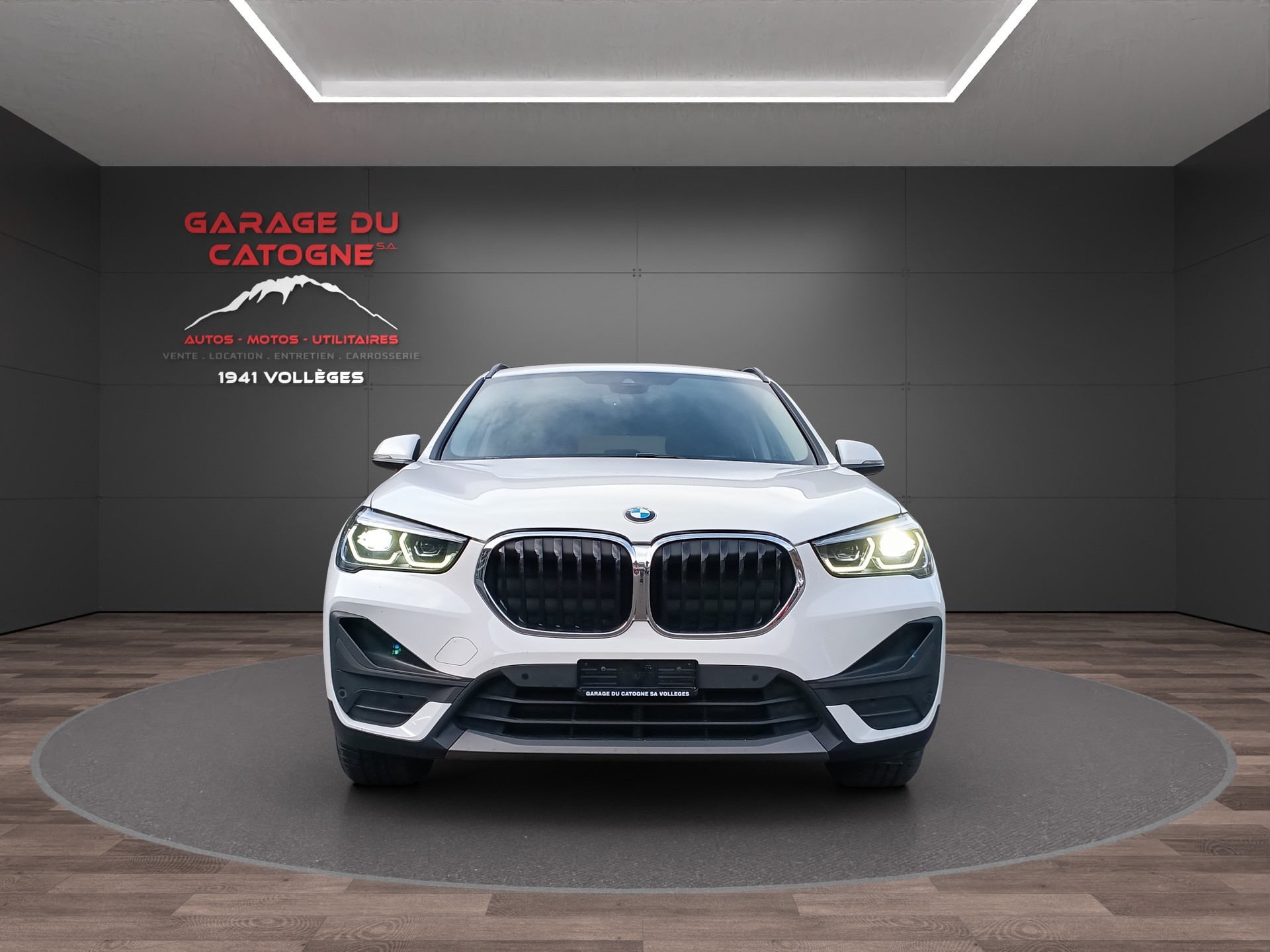 BMW X1 xDrive 18d-showroom-element-2