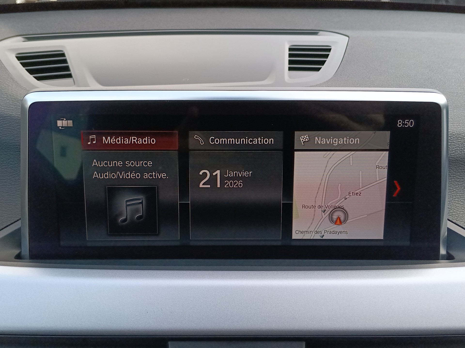 BMW X1 xDrive 18d-image-16