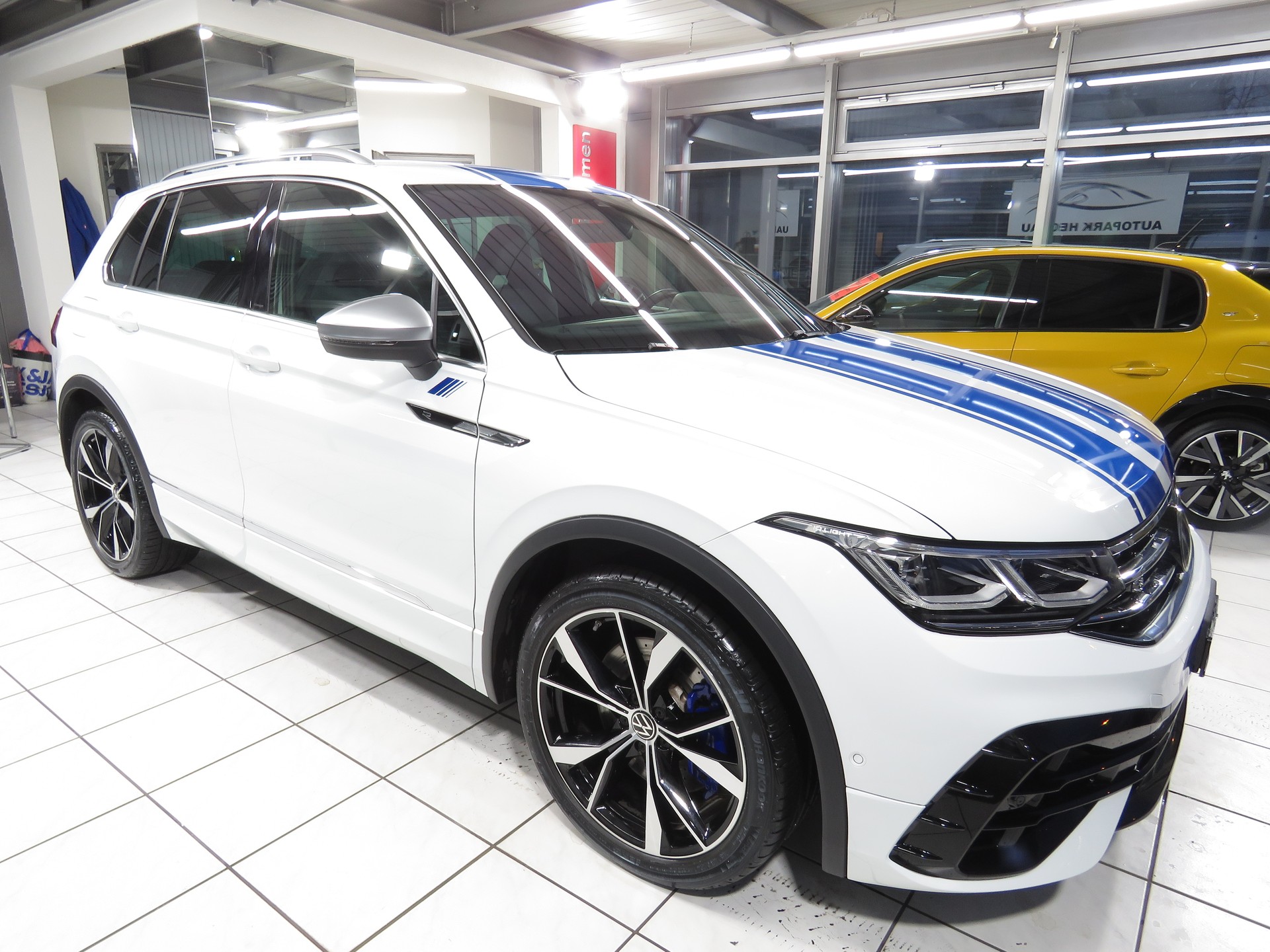 VW Tiguan 2.0 TSI R 4-Motion DSG (AHK 2.5 t, Automat)-image-2