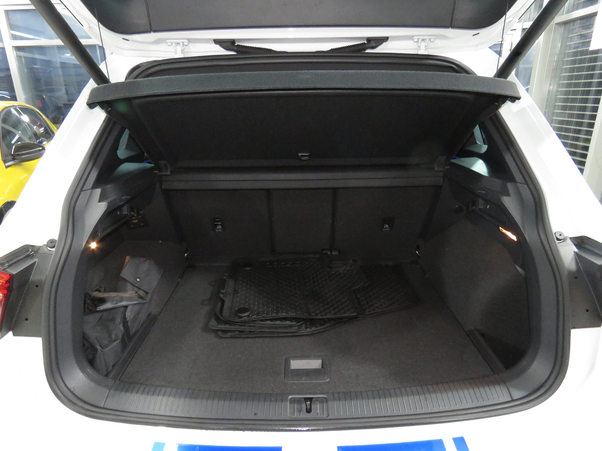 VW Tiguan 2.0 TSI R 4-Motion DSG (AHK 2.5 t, Automat)-image-9