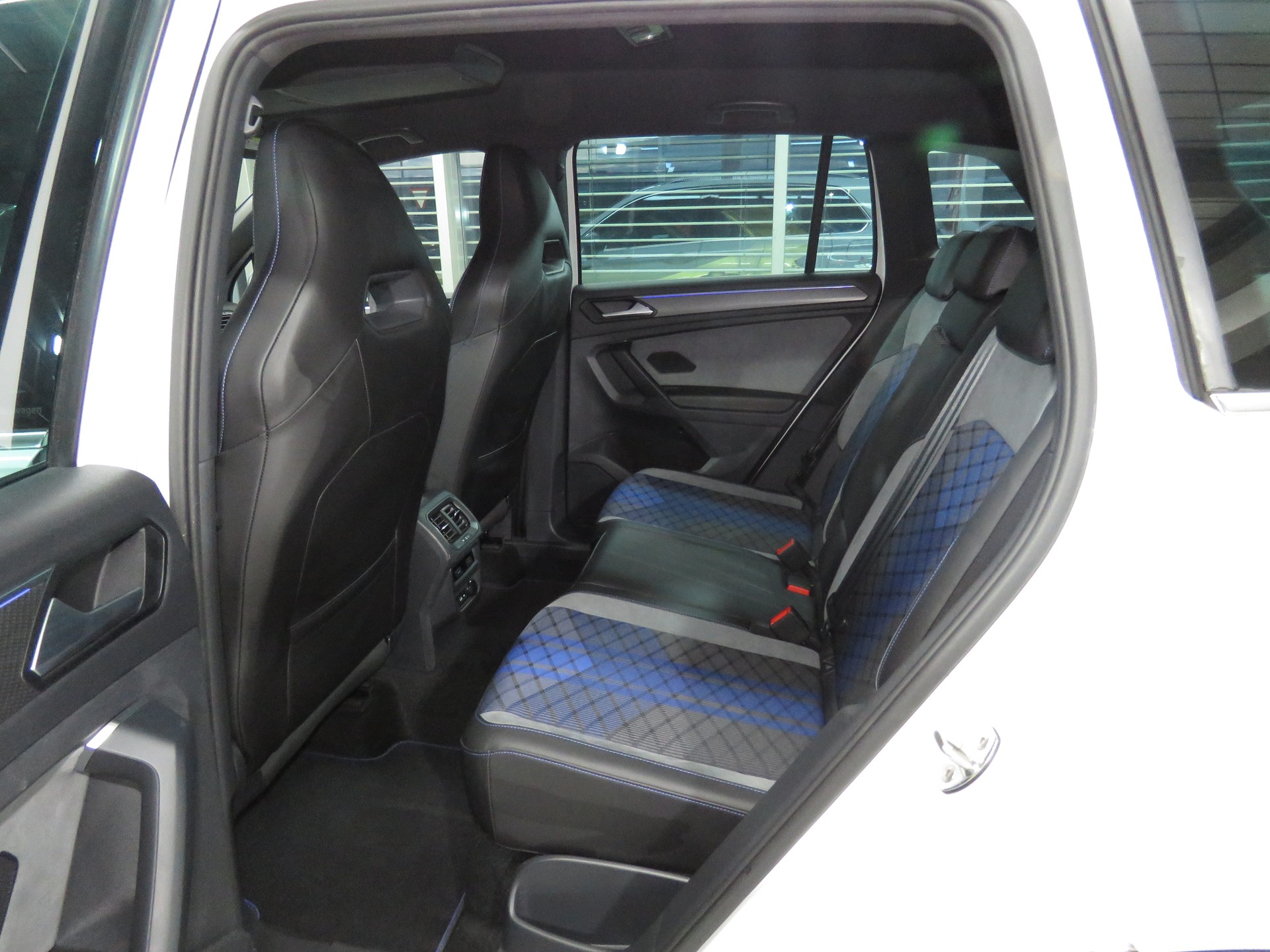 VW Tiguan 2.0 TSI R 4-Motion DSG (AHK 2.5 t, Automat)-image-8