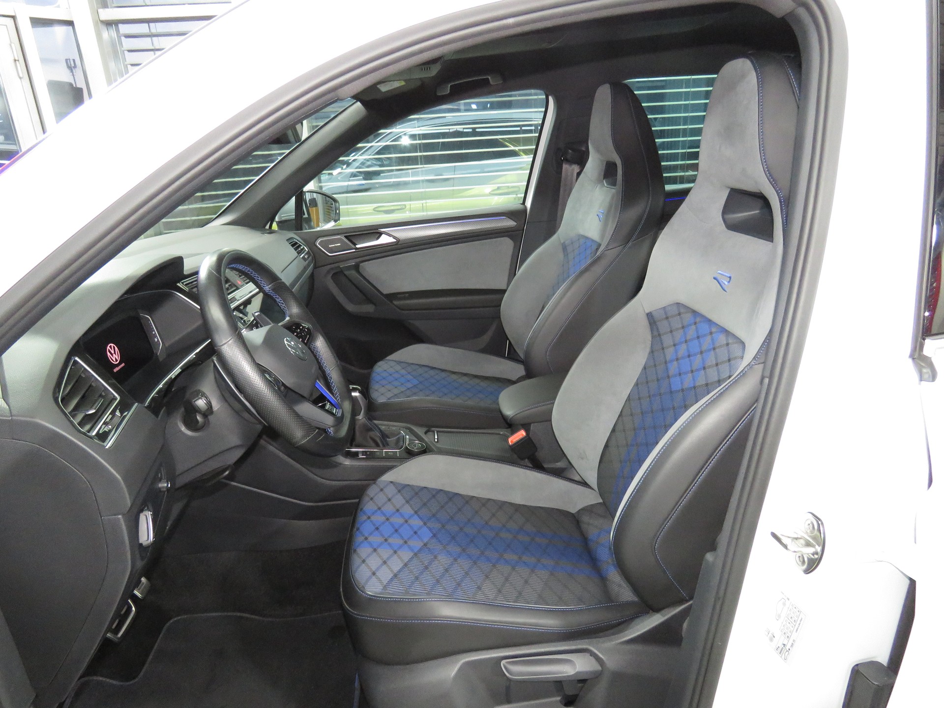 VW Tiguan 2.0 TSI R 4-Motion DSG (AHK 2.5 t, Automat)-image-7