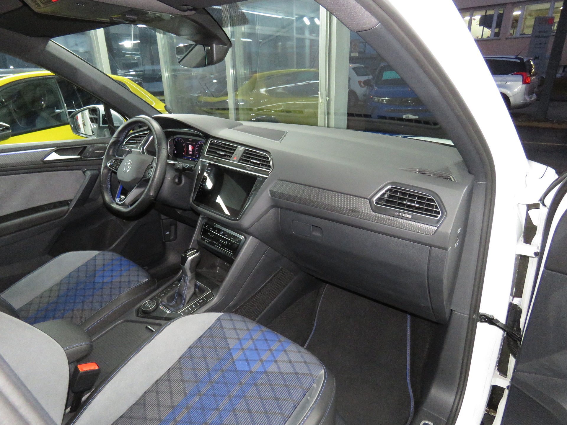 VW Tiguan 2.0 TSI R 4-Motion DSG (AHK 2.5 t, Automat)-image-12