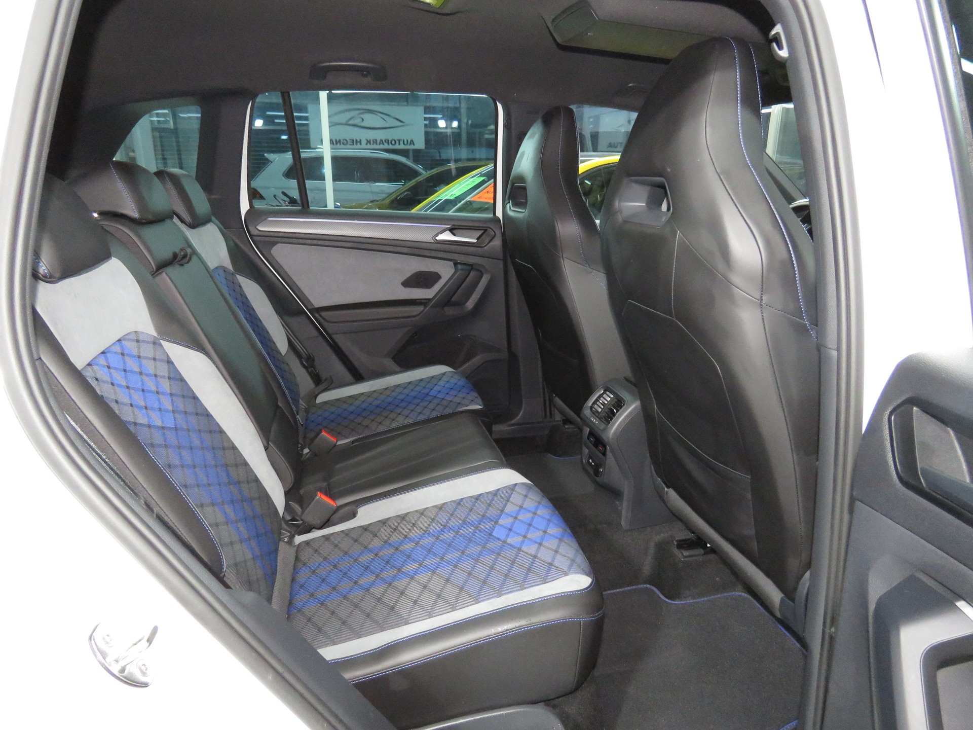 VW Tiguan 2.0 TSI R 4-Motion DSG (AHK 2.5 t, Automat)-image-14