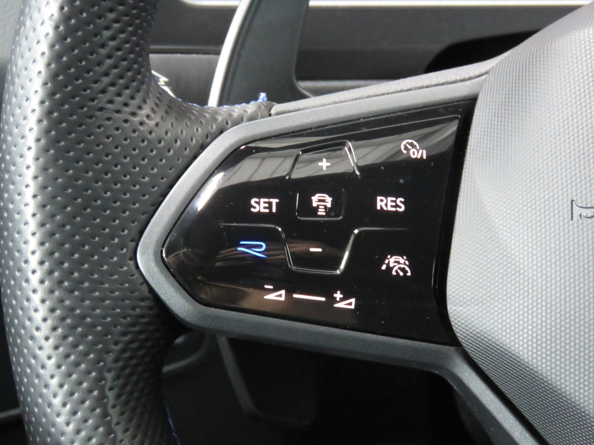 VW Tiguan 2.0 TSI R 4-Motion DSG (AHK 2.5 t, Automat)-image-22