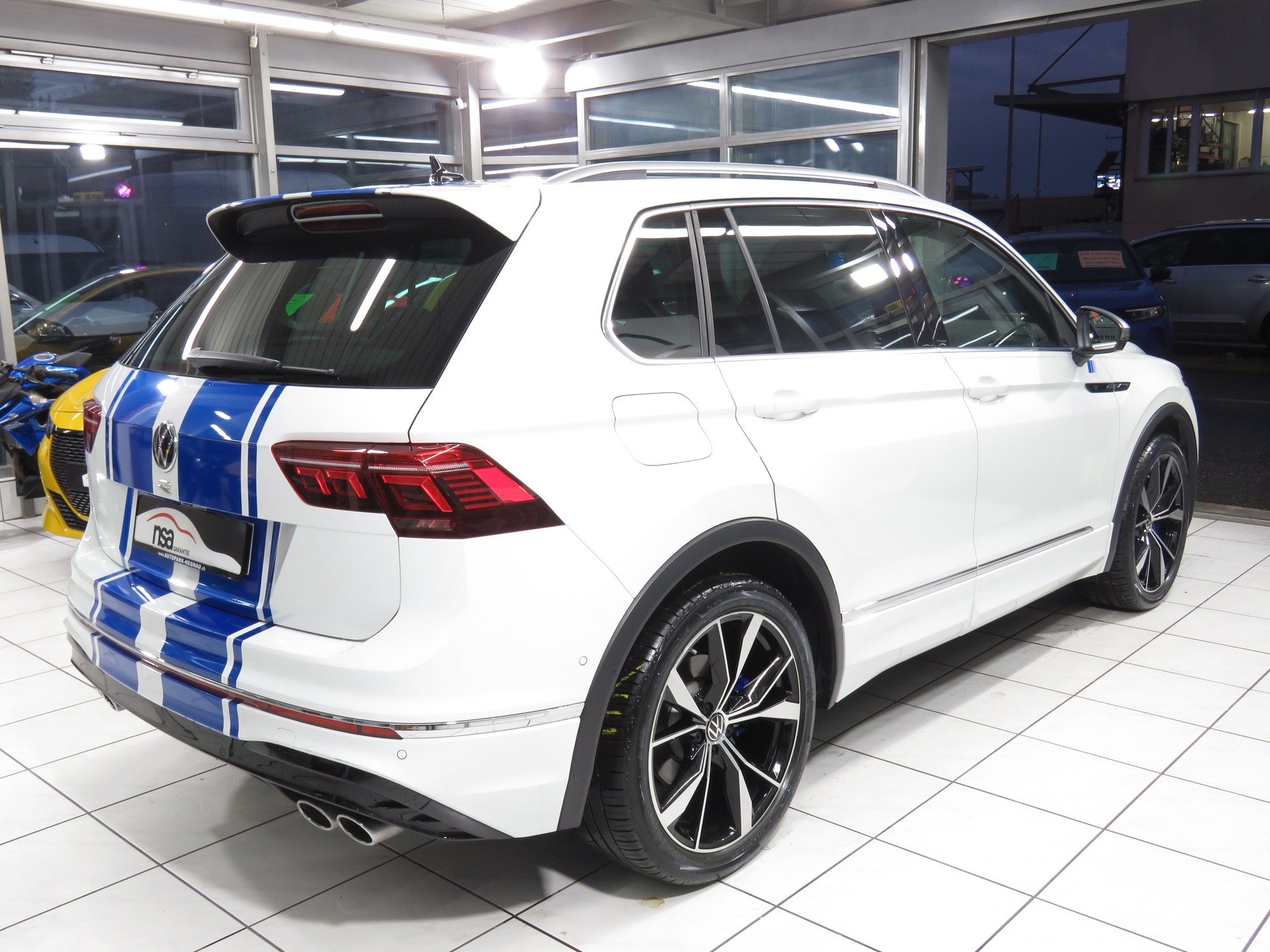 VW Tiguan 2.0 TSI R 4-Motion DSG (AHK 2.5 t, Automat)-image-3