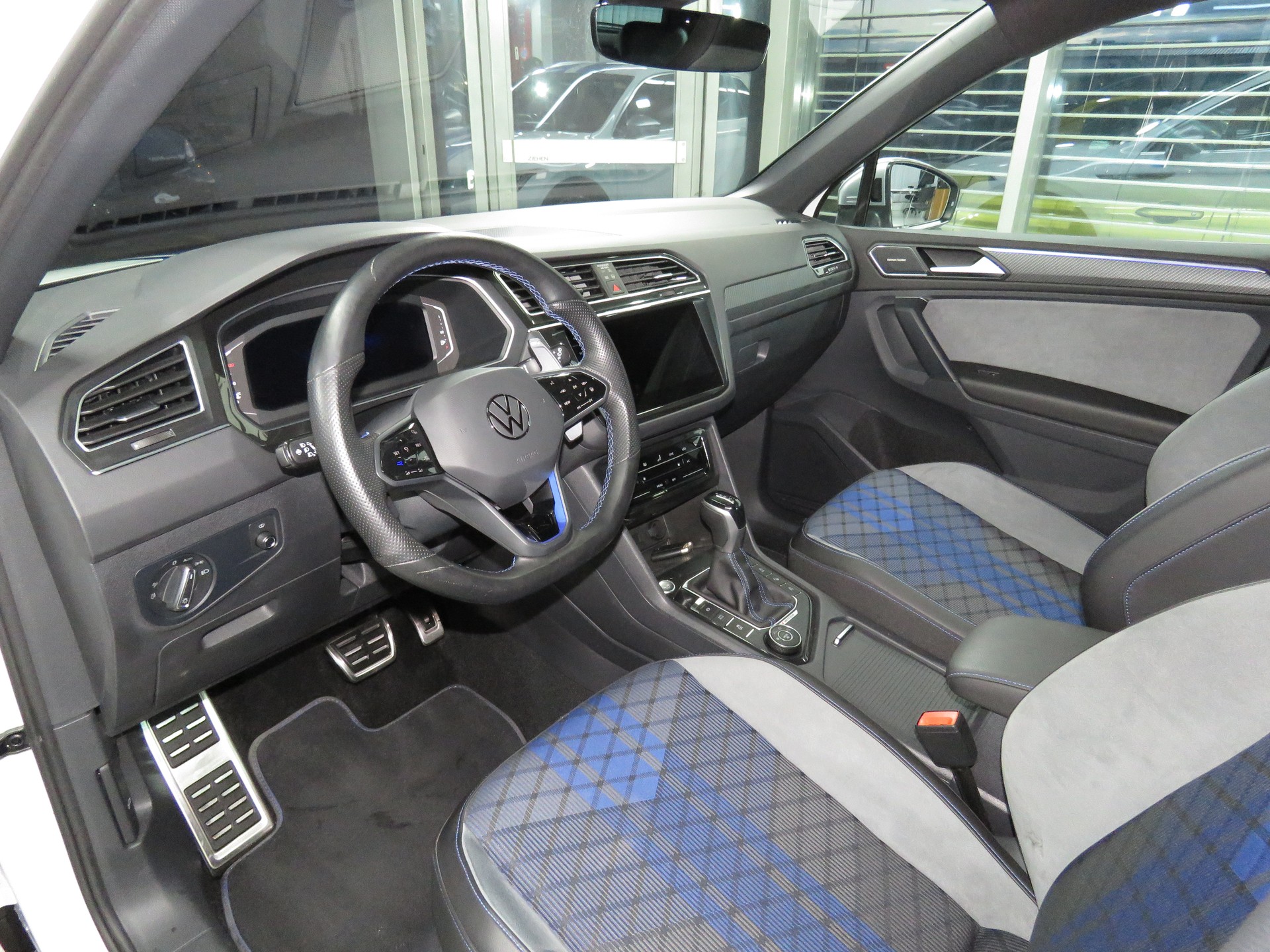 VW Tiguan 2.0 TSI R 4-Motion DSG (AHK 2.5 t, Automat)-image-6