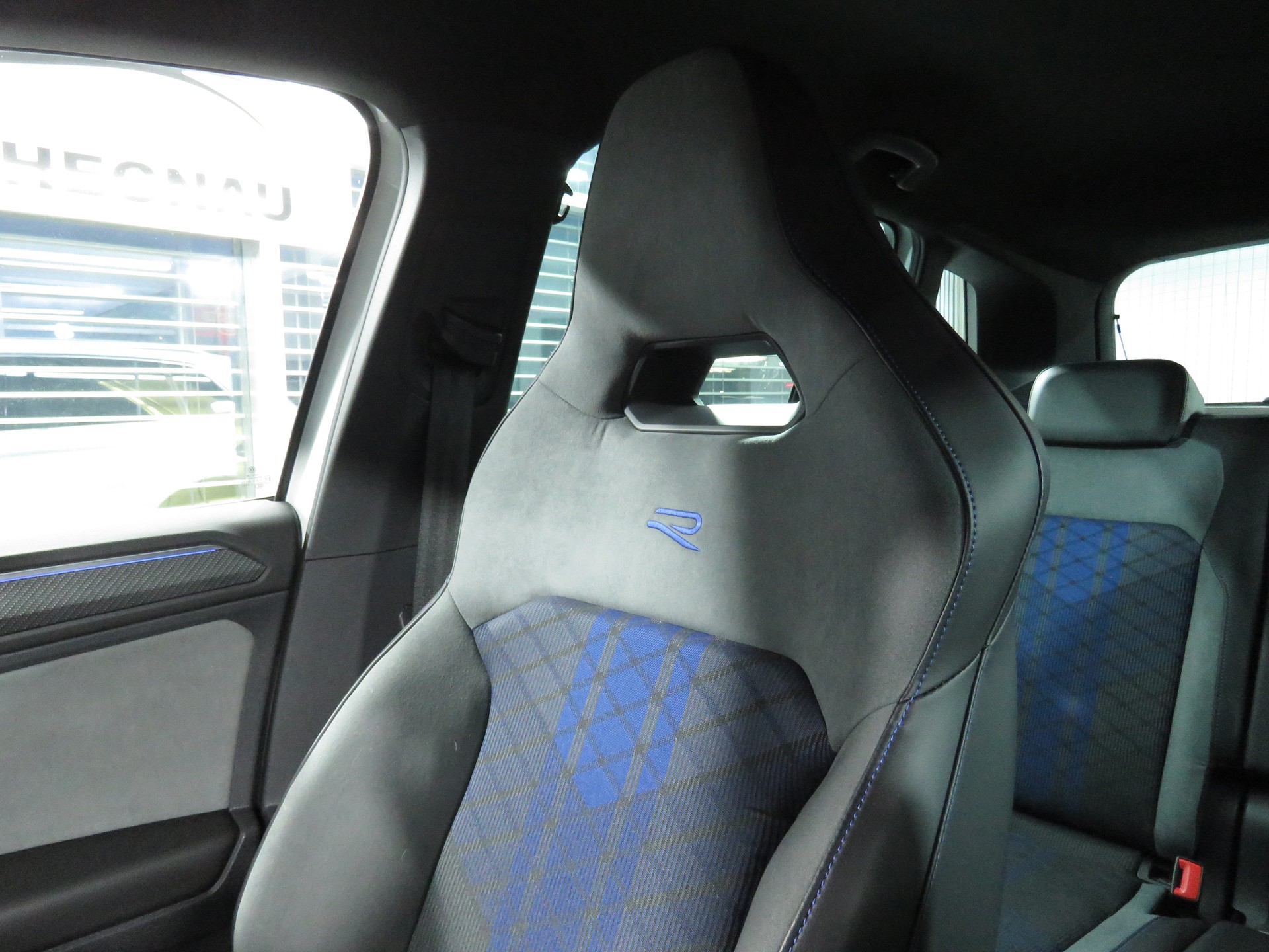 VW Tiguan 2.0 TSI R 4-Motion DSG (AHK 2.5 t, Automat)-image-23