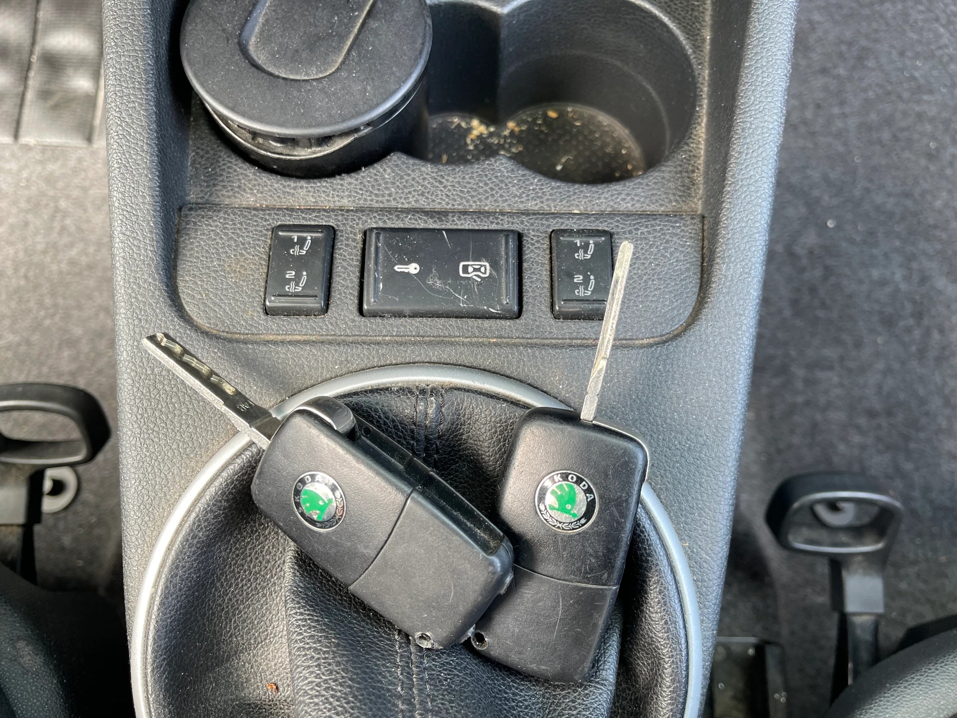 SKODA Roomster 1.6 Scout-image-9
