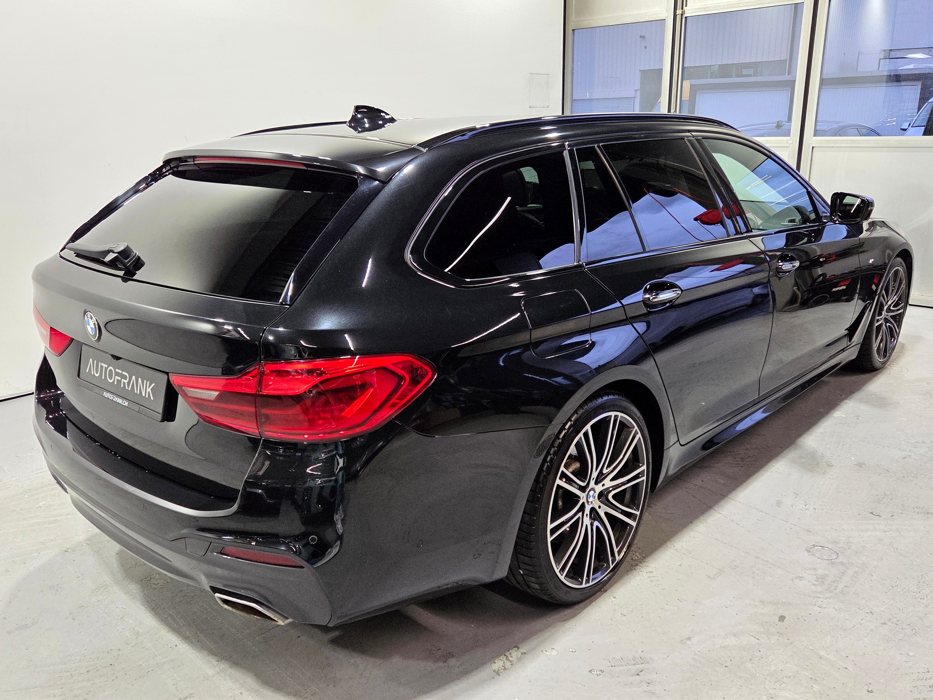 BMW 540d xDrive M-Sport Touring-image-16
