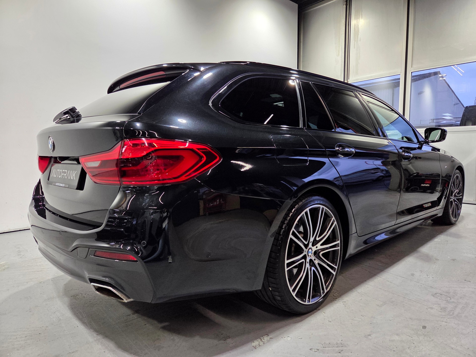 BMW 540d xDrive M-Sport Touring-showroom-element-2