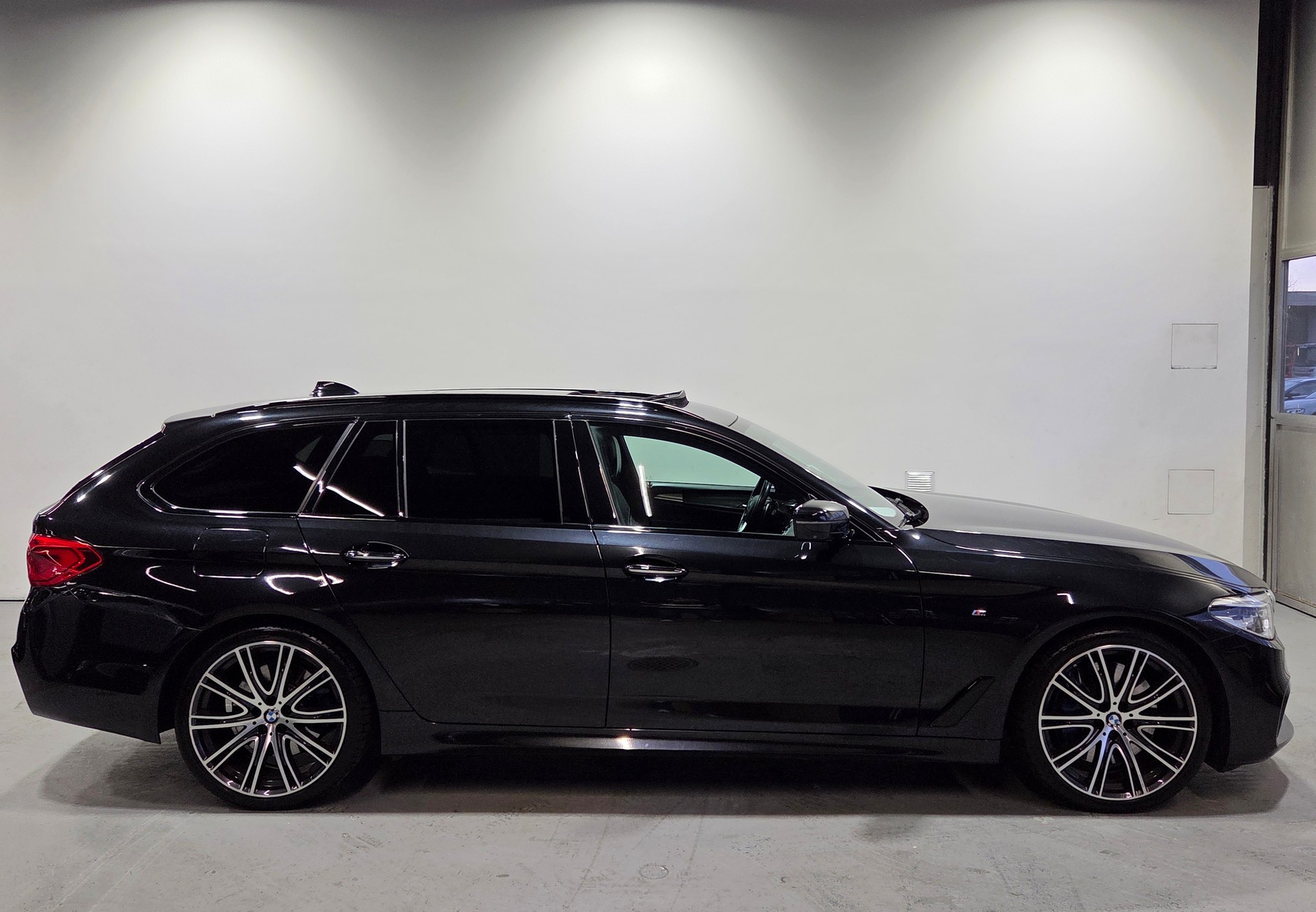 BMW 540d xDrive M-Sport Touring-showroom-element-1
