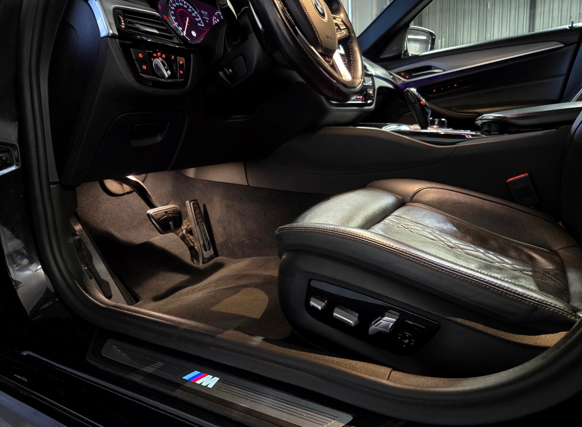 BMW 540d xDrive M-Sport Touring-image-12