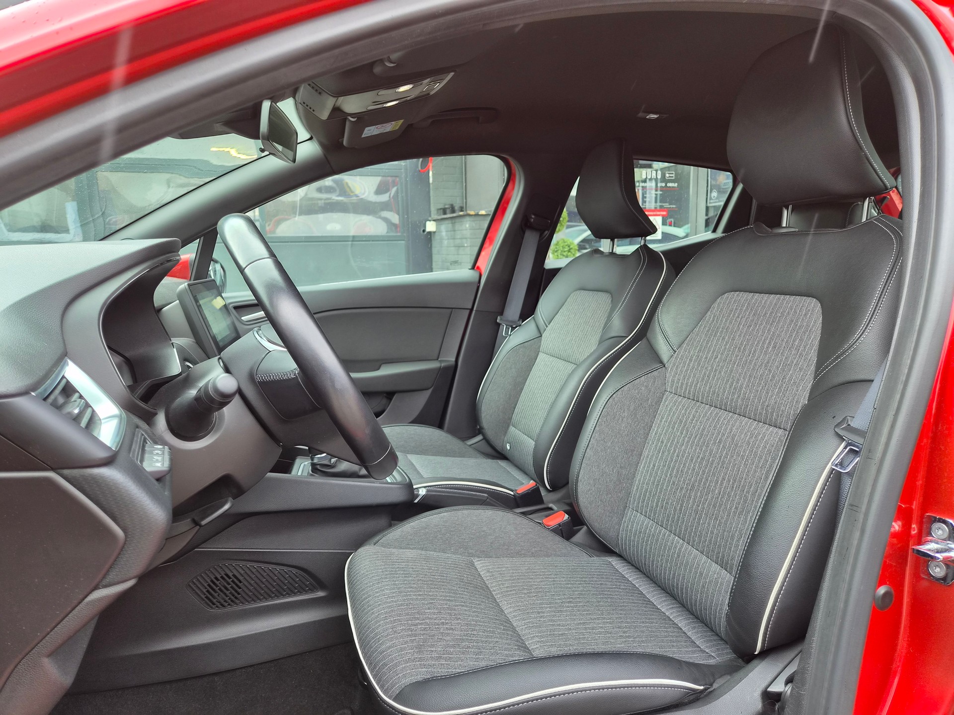 RENAULT Clio 1.6 E-Tech Intens-image-13
