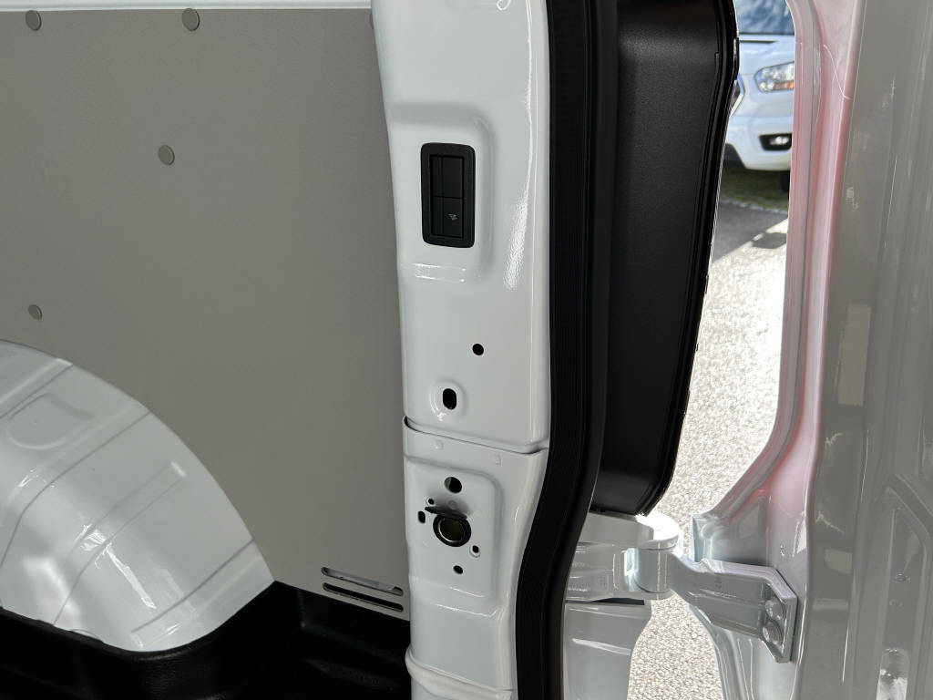 FORD Transit Custom Van 320 L1 2.5 Duratec 233 Trend PHEV-image-5