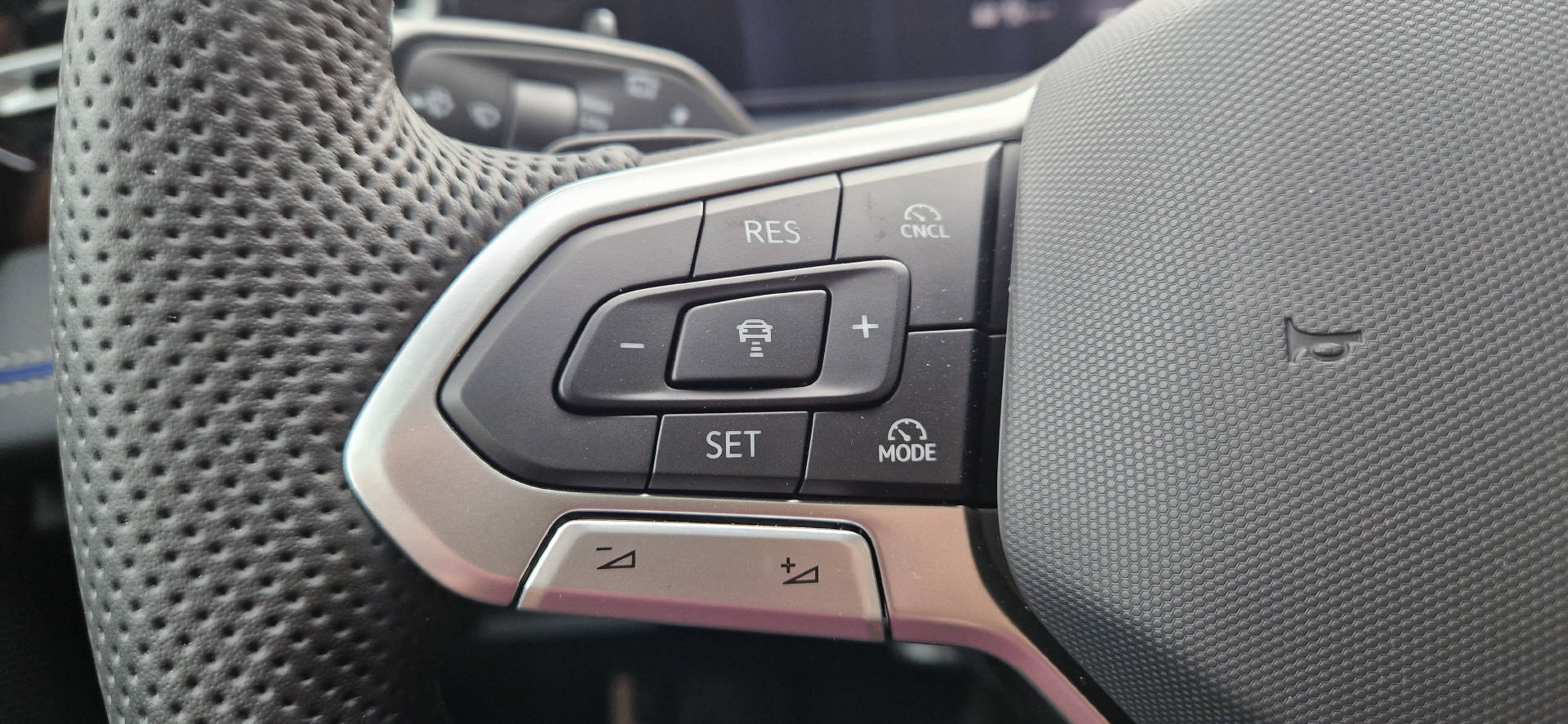 VW Tiguan 2.0 TDI SCR R-Line DSG 4motion-image-14