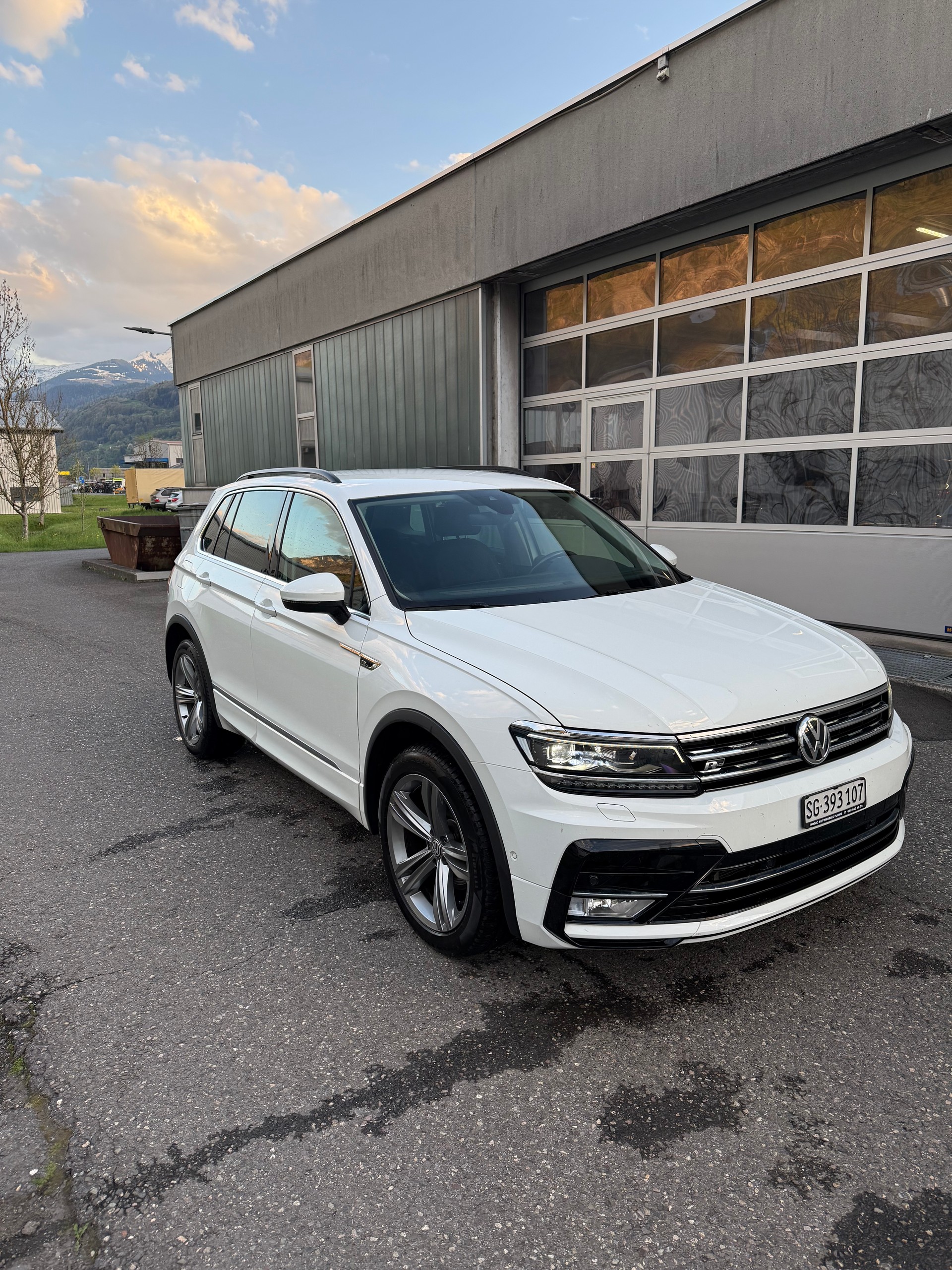 VW Tiguan 2.0 TDI R-Line Trendline 4Motion DSG-showroom-element-1