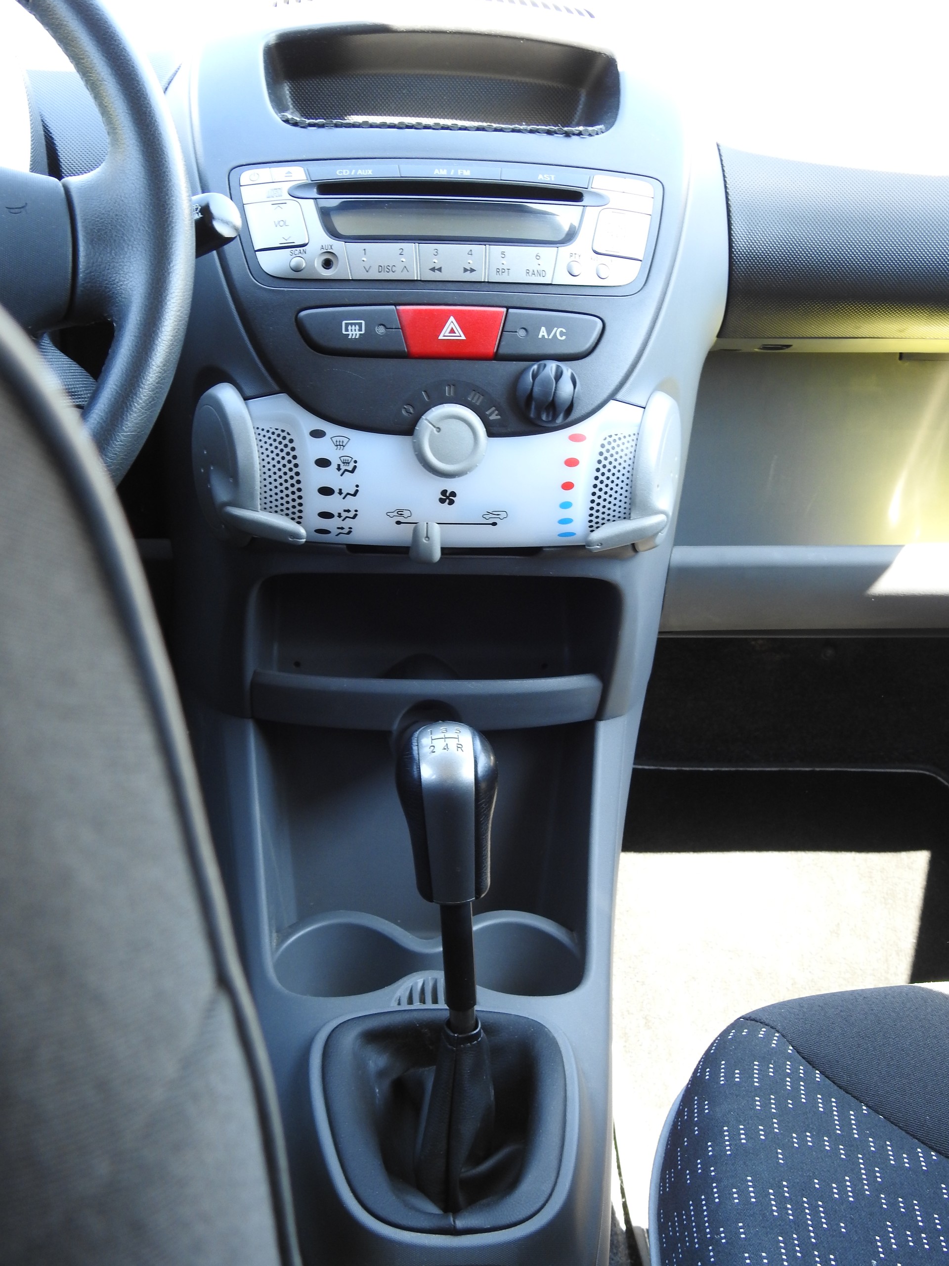 PEUGEOT 107 1.0 Trendy-image-14