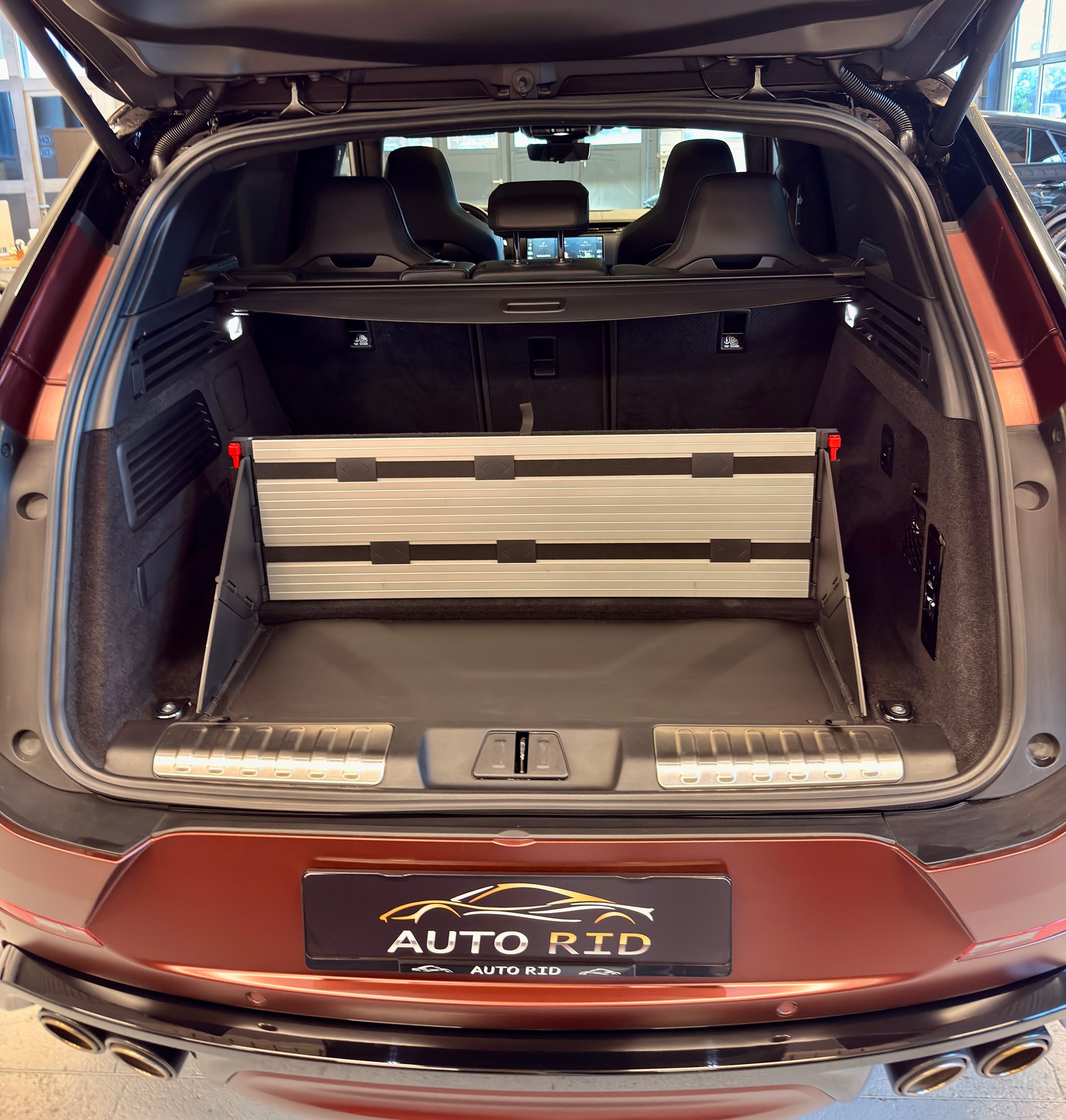 LAND ROVER Range Rover Sport P635 4.4 V8 SV Editon Two-image-10