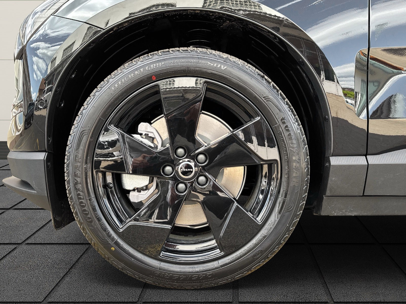 VOLVO EX30 E60 Twin Ultra Performance Sw. Black Ed. AWD-image-4