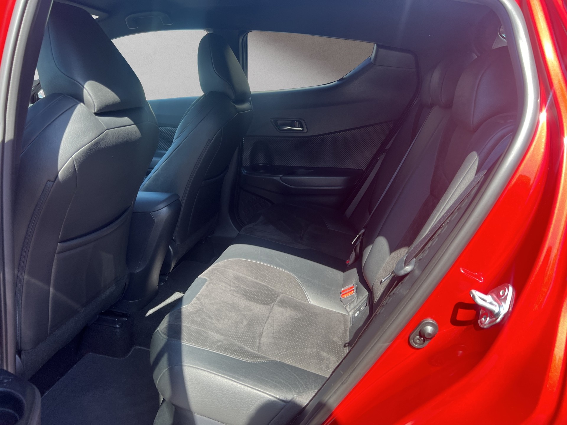 TOYOTA C-HR 2.0 VVTi HSD Move-image-9
