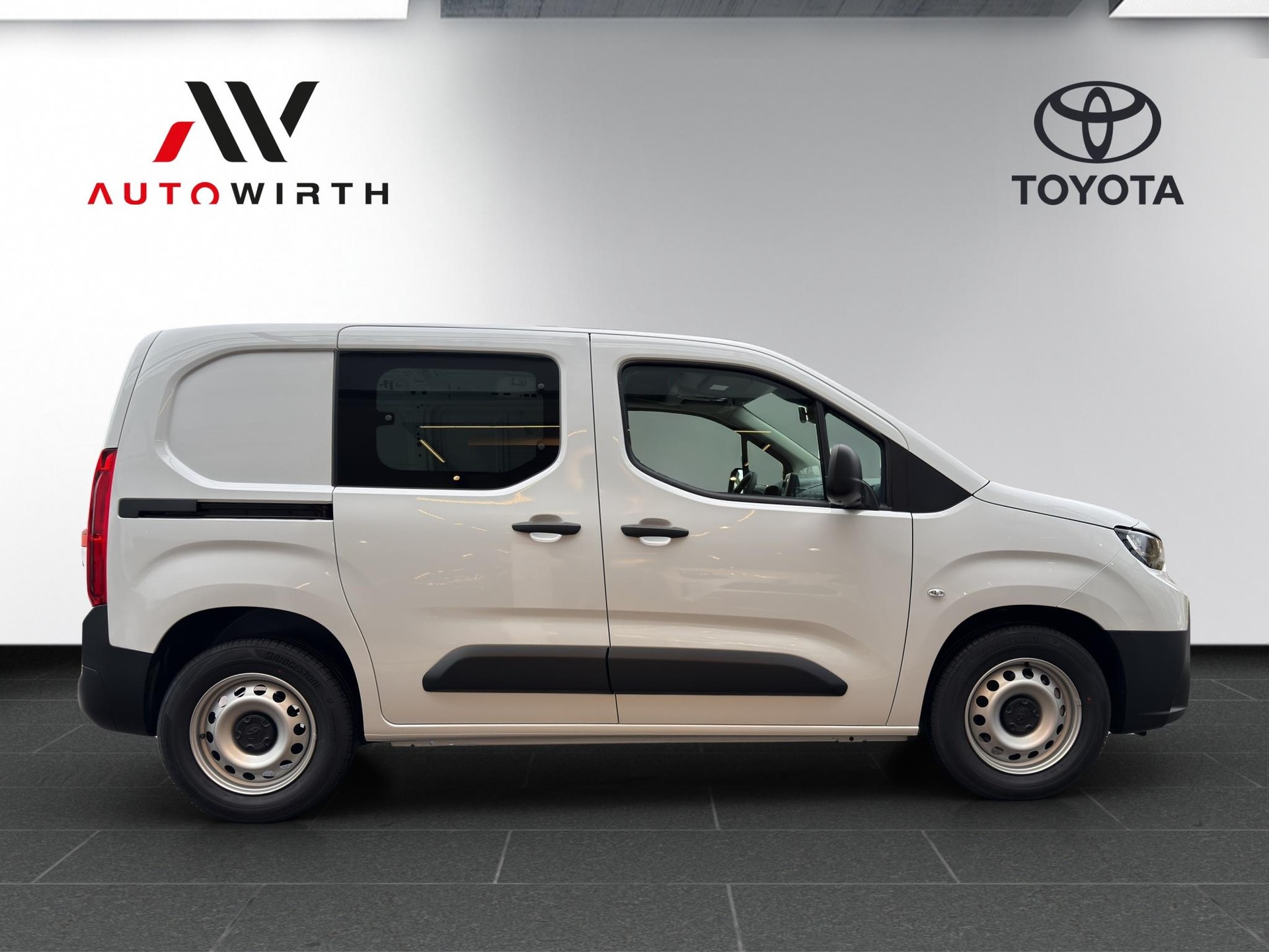 TOYOTA PROACE CITY Van L1 52KWh Active-image-3