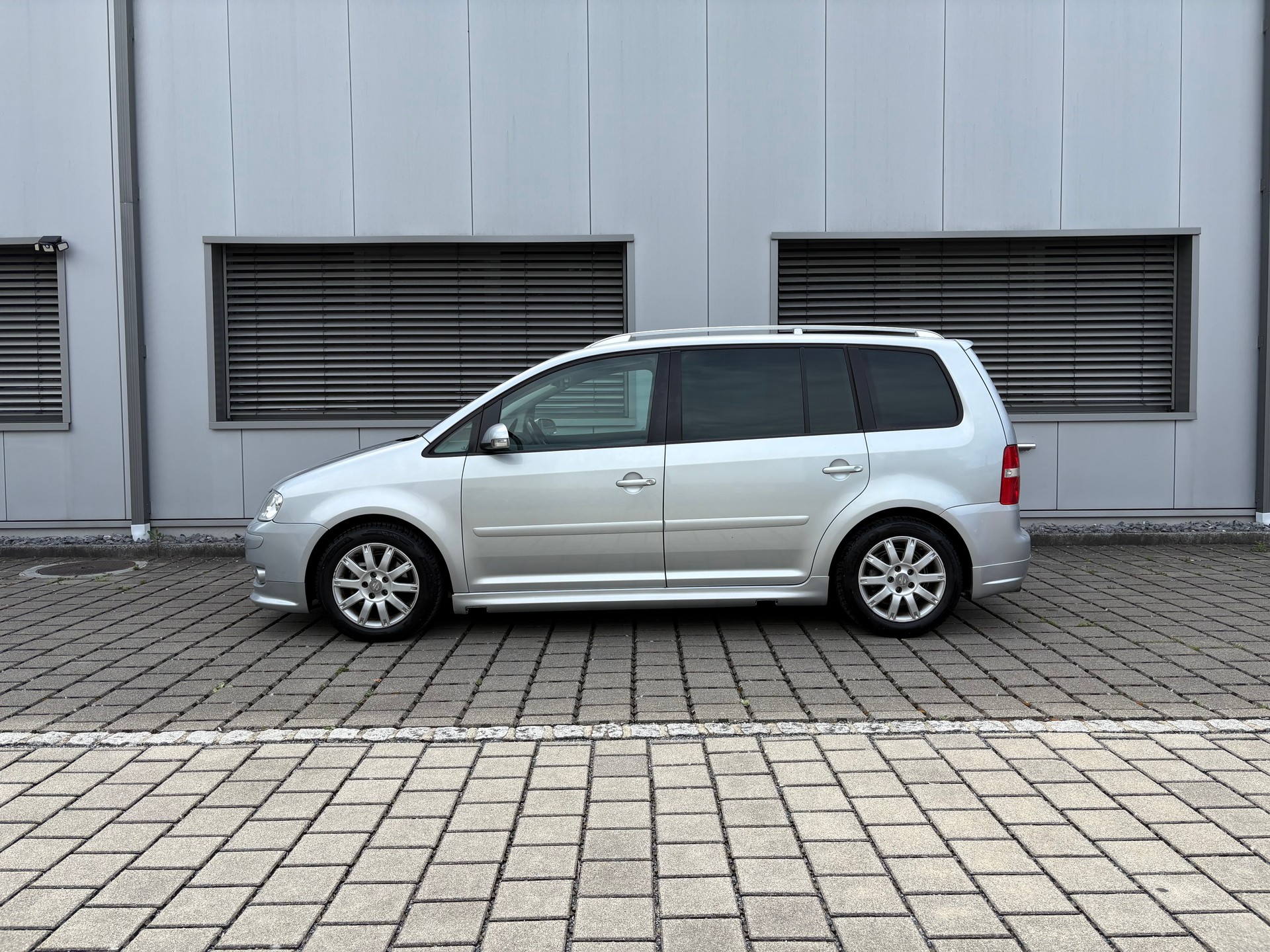 VW Touran 2.0 TDI Trendline-image-10
