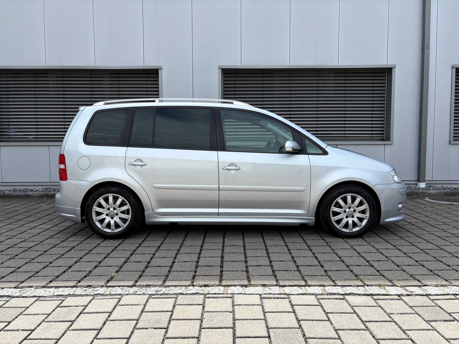 VW Touran 2.0 TDI Trendline-image-11