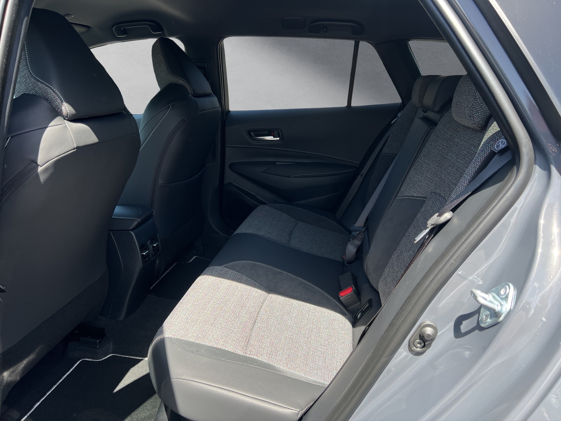 TOYOTA Corolla Touring Sports 2.0 HSD Swiss Edition-image-9