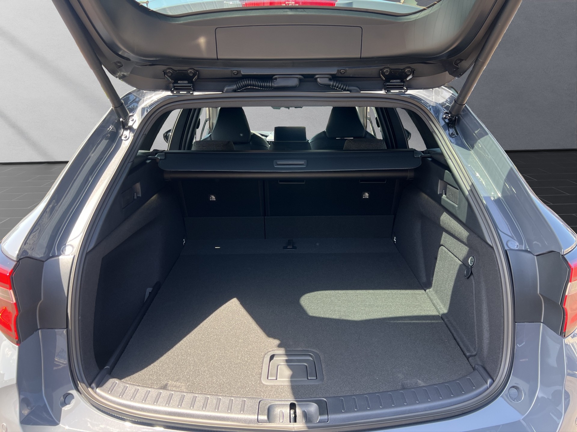 TOYOTA Corolla Touring Sports 2.0 HSD Swiss Edition-image-10
