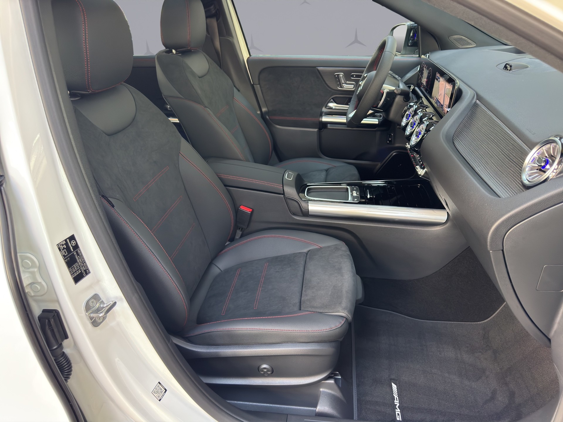 MERCEDES-BENZ GLA 200 Night Star AMG Line-image-14