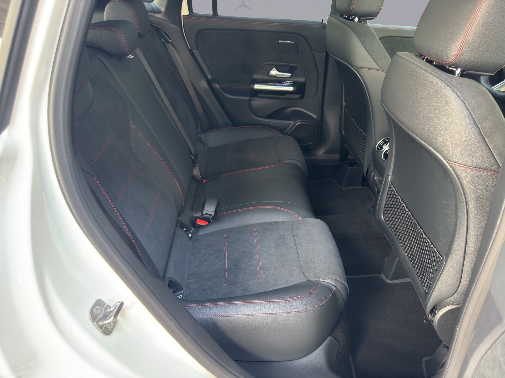 MERCEDES-BENZ GLA 200 Night Star AMG Line-image-15