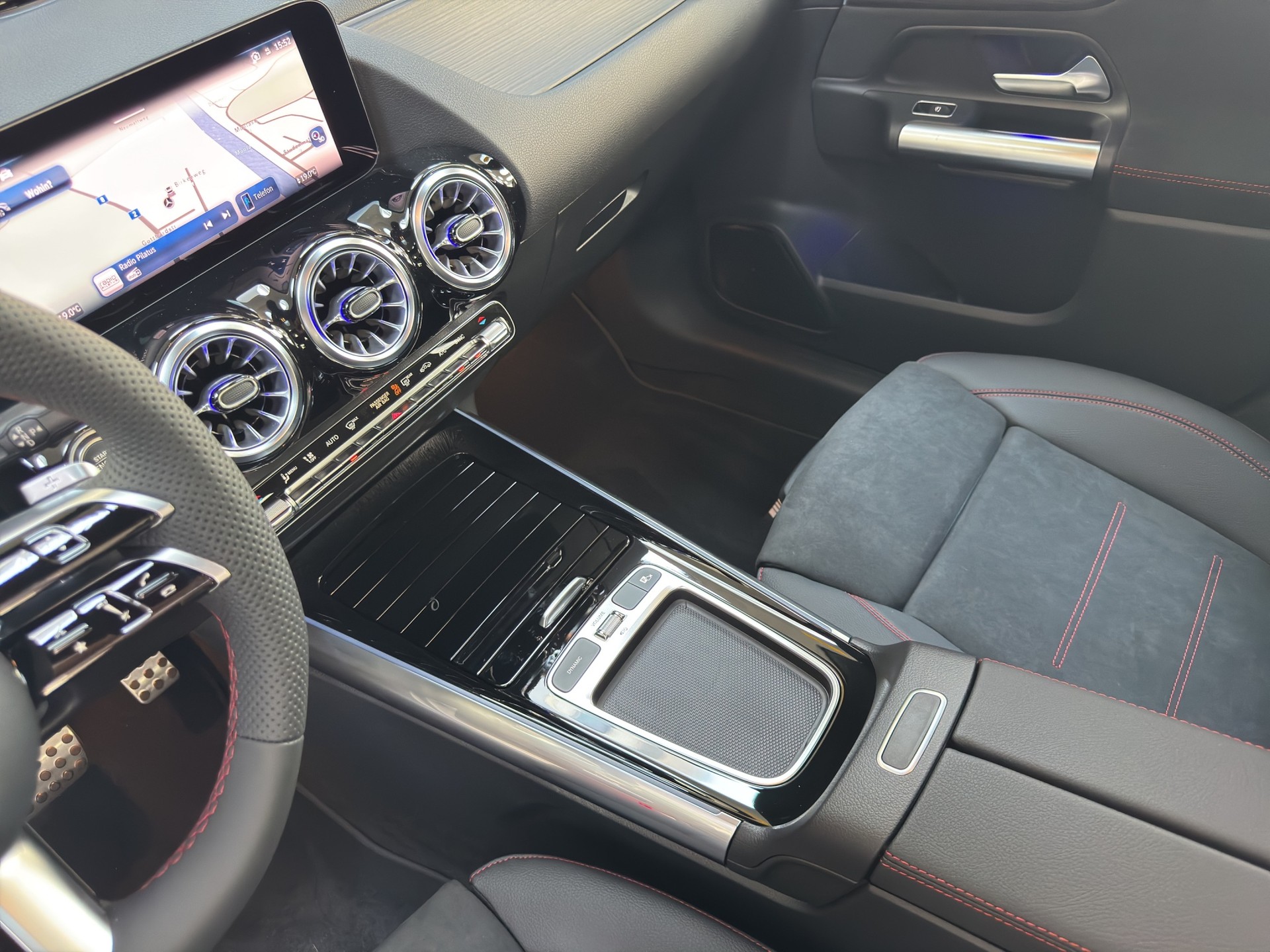 MERCEDES-BENZ GLA 200 Night Star AMG Line-image-17