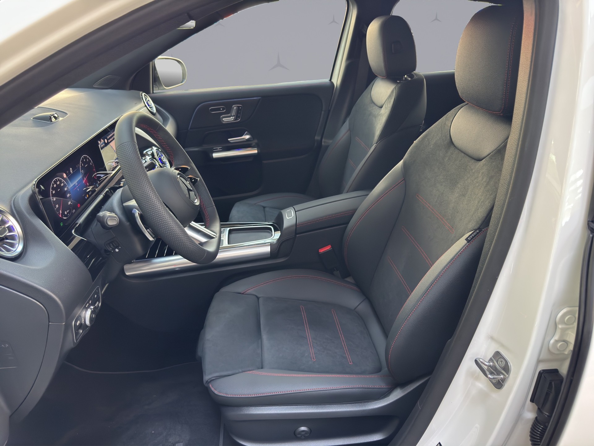 MERCEDES-BENZ GLA 200 Night Star AMG Line-image-8