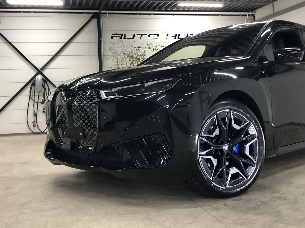 BMW iX xDrive50 Full-Black M-Sport 524PS / Vollausstattung-image-1