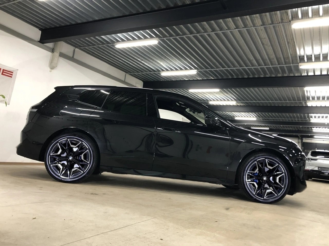 BMW iX xDrive50 Full-Black M-Sport 524PS / Vollausstattung-image-3