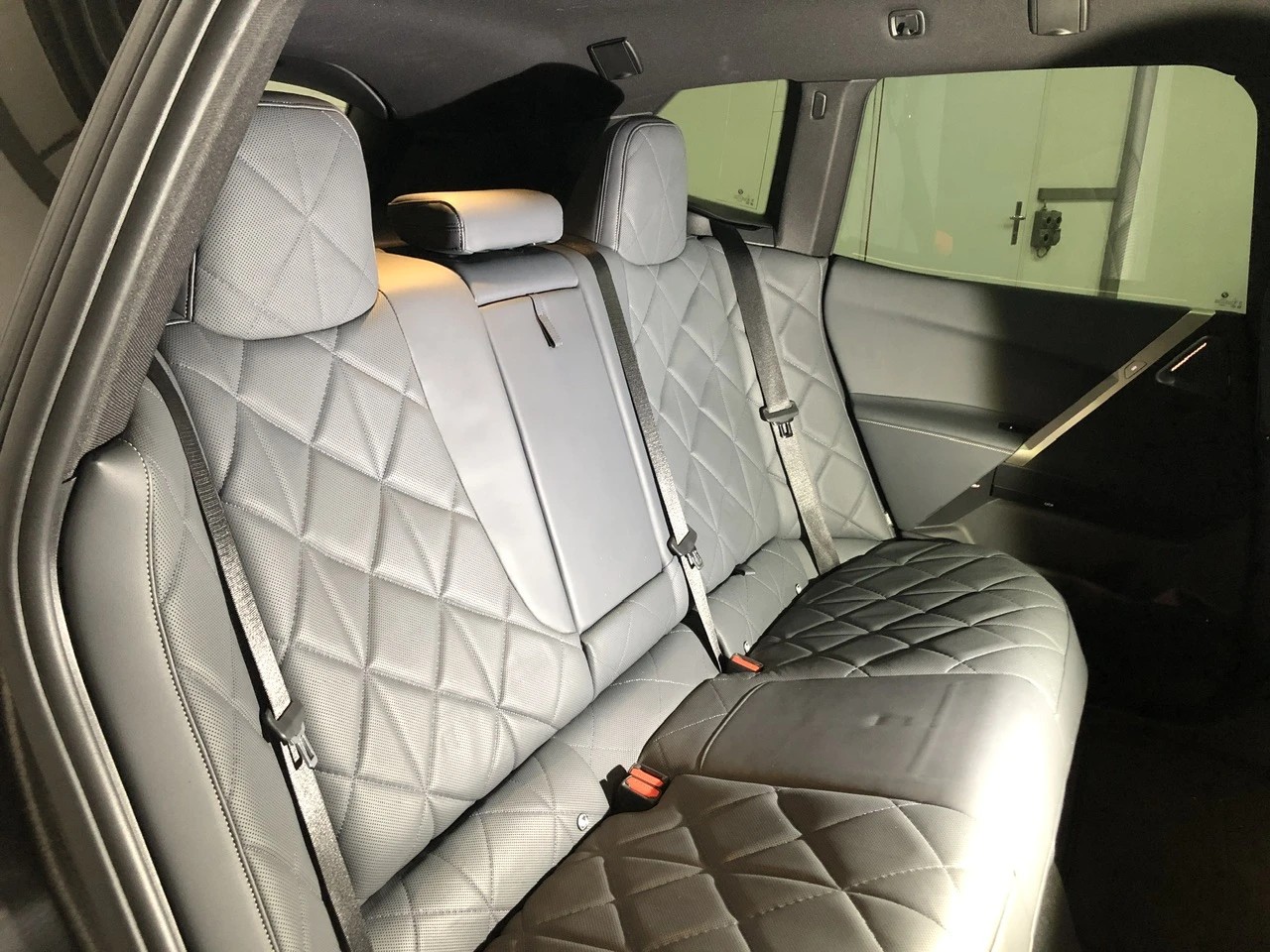 BMW iX xDrive50 Full-Black M-Sport 524PS / Vollausstattung-image-9