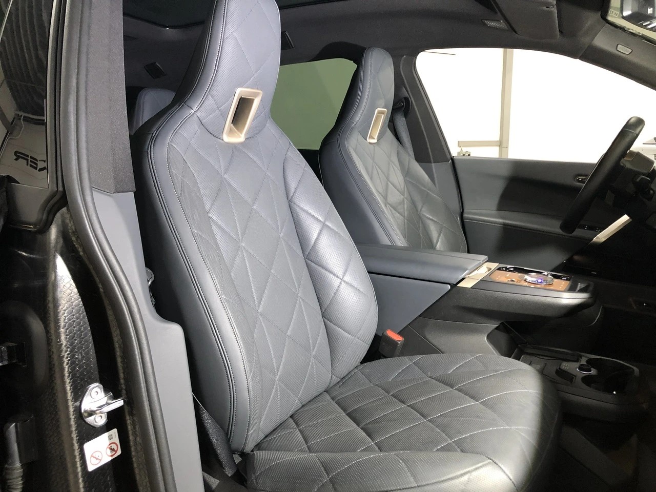 BMW iX xDrive50 Full-Black M-Sport 524PS / Vollausstattung-image-7