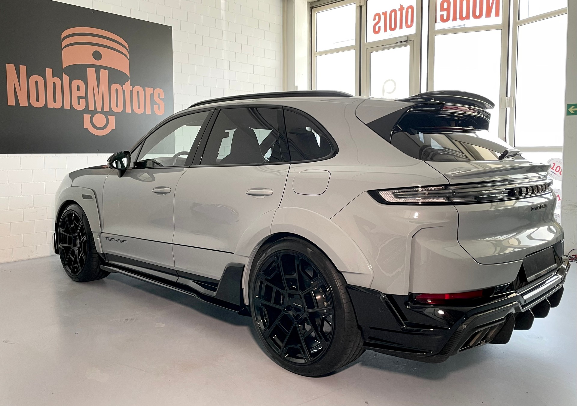 PORSCHE MAGNUM turbo E-Hybrid by TECHART - CH Zulassung aus 1. Hand-image-5